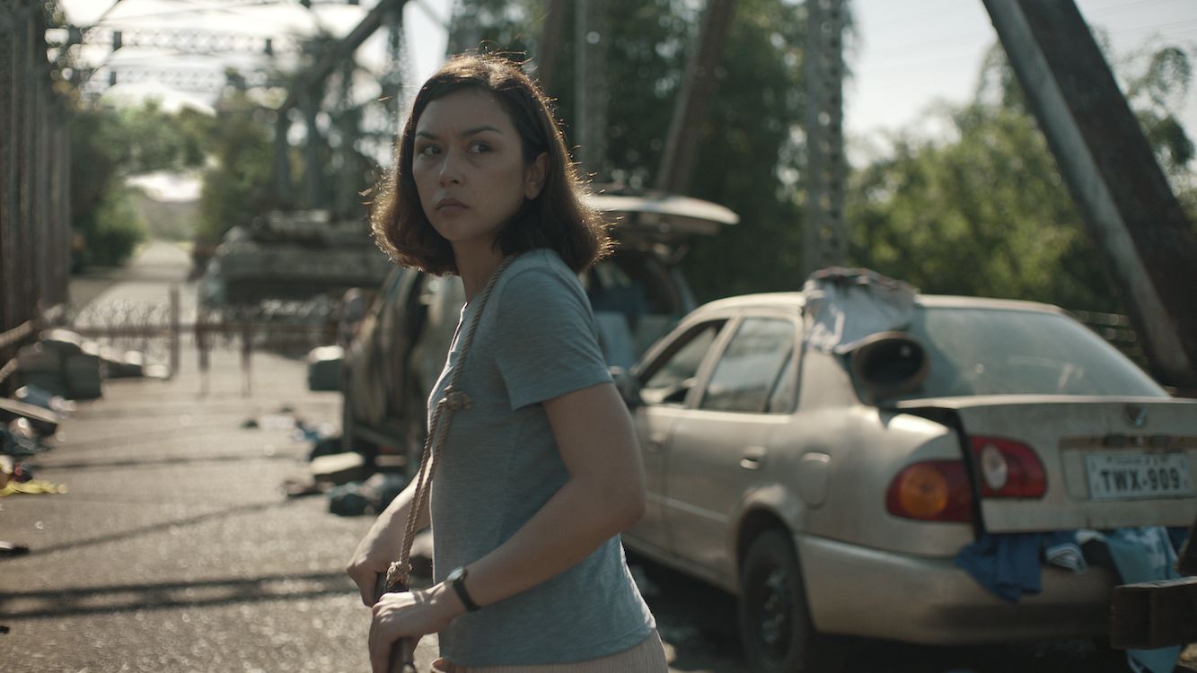 Iris stepping out of the van to try removing the barricade (Photo: Netflix Philippines)