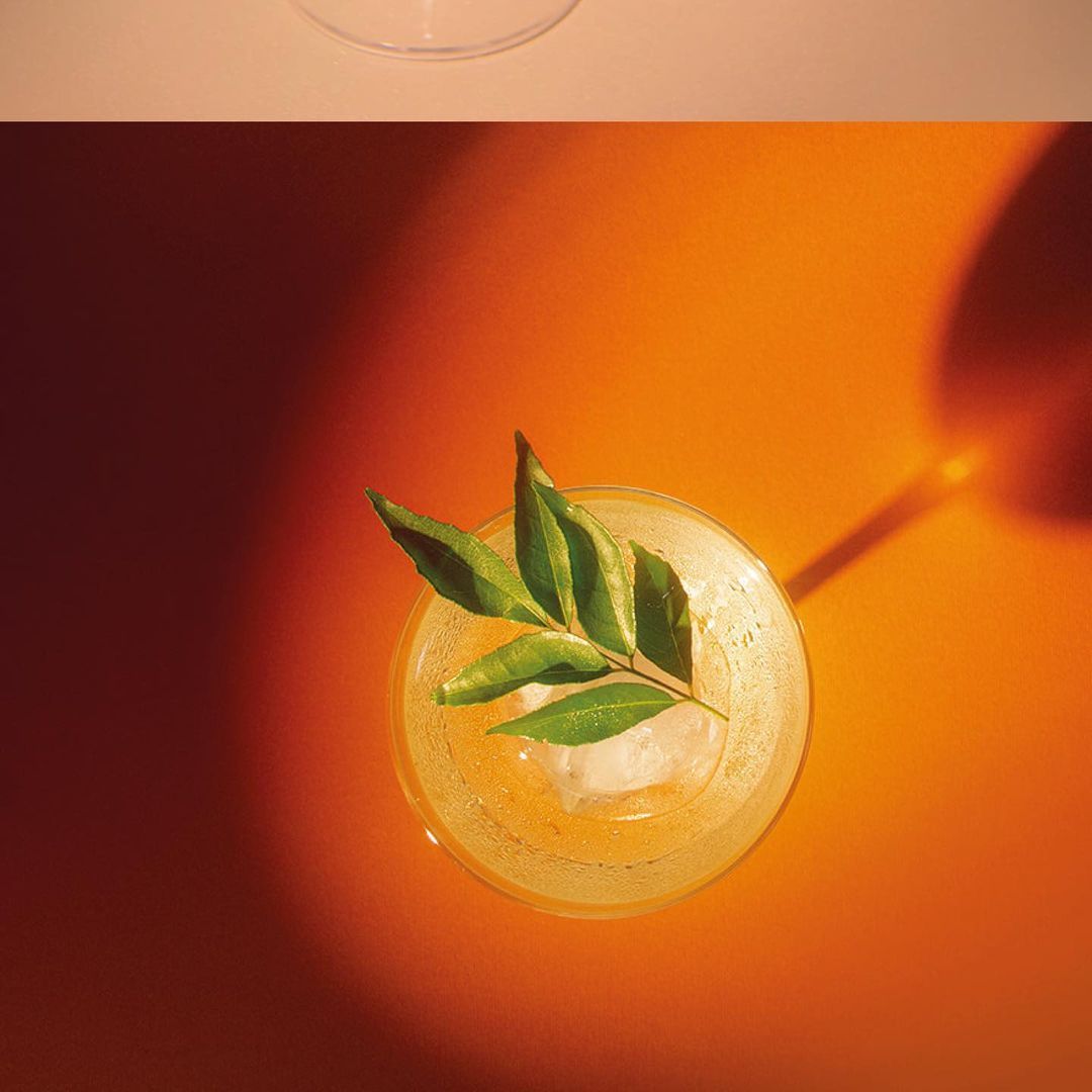 A cocktail infused with curry leaves (Photo: Instagram / @botakliquorbar)