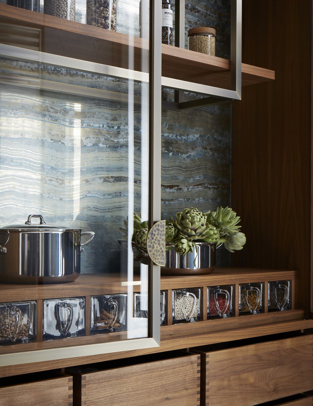 Bespoke verre églomisé mirrored panels decorate the back of the pantry