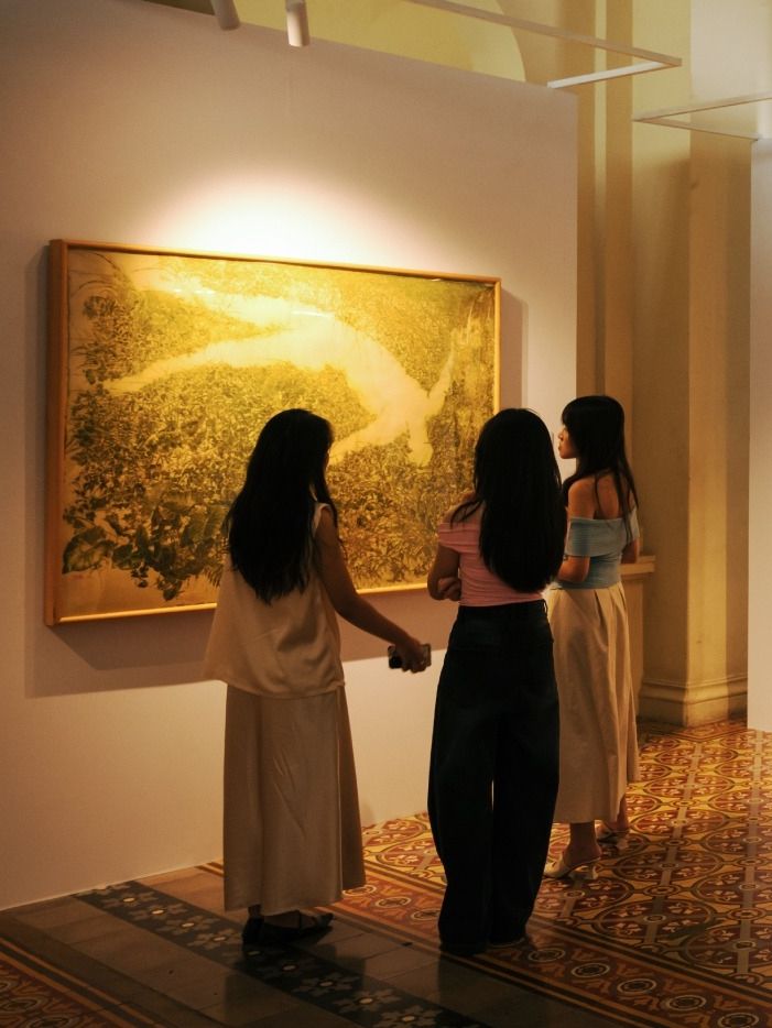 Không gian triển lãm “UOB Painting of the Year” trưng bày tác phẩm thắng giải ở cả hai hạng mục Nghệ sỹ thành danh và Nghệ sỹ triển vọng, cùng những tác phẩm chung khảo xuất sắc của cuộc thi tại Bảo tàng Thành Phố Hồ Chí Minh (Ảnh: Facebook/UOB)
