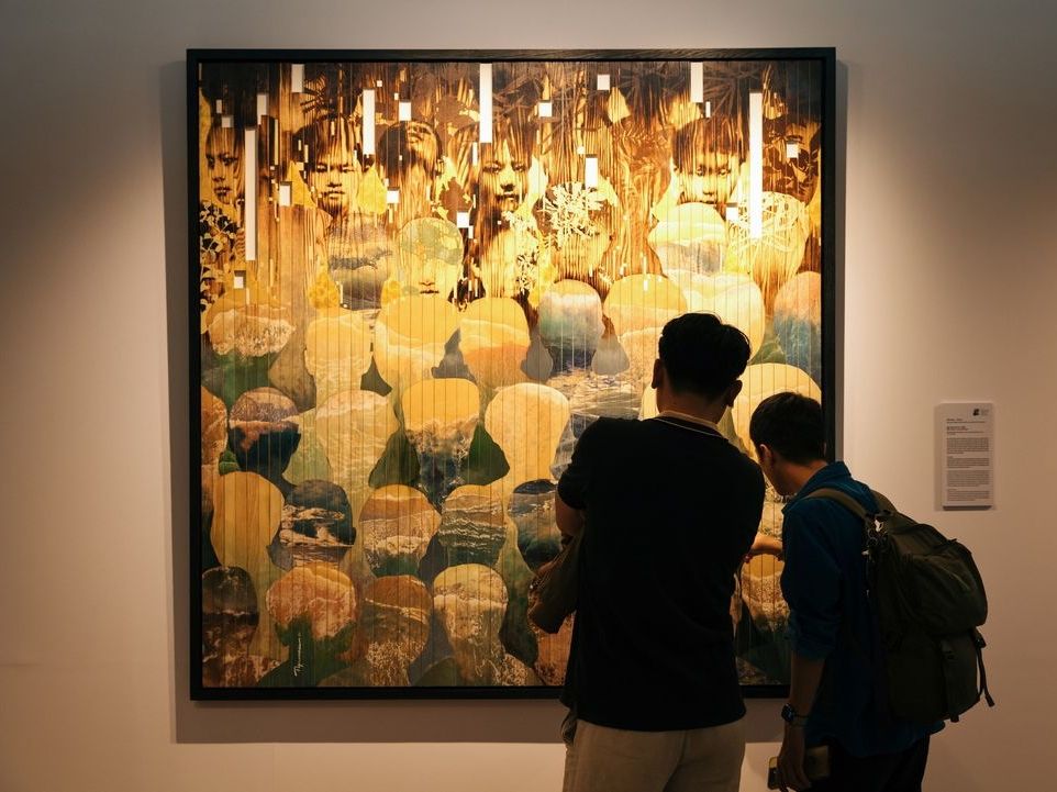 Không gian triển lãm “UOB Painting of the Year” trưng bày tác phẩm thắng giải ở cả hai hạng mục Nghệ sỹ thành danh và Nghệ sỹ triển vọng, cùng những tác phẩm chung khảo xuất sắc của cuộc thi tại Bảo tàng Thành Phố Hồ Chí Minh (Ảnh: Facebook/UOB)