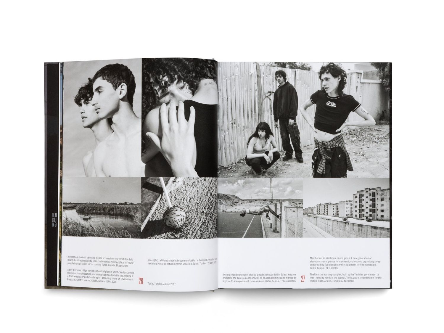Bản in của niên giám “World Press Photo” 2024 (Ảnh: Facebook/World Press Photo)