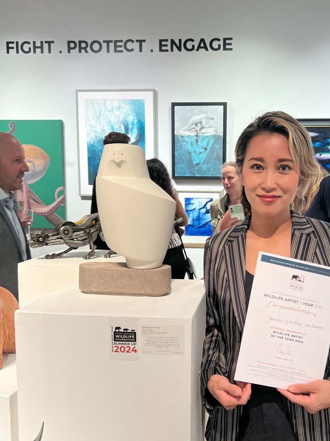 Nghệ sỹ thắng giải “Overall Runner-Up” Aki Mimura cùng tác phẩm “Guardian of the Forest” trong trong triển lãm “Wildlife Artist Of The Year”.