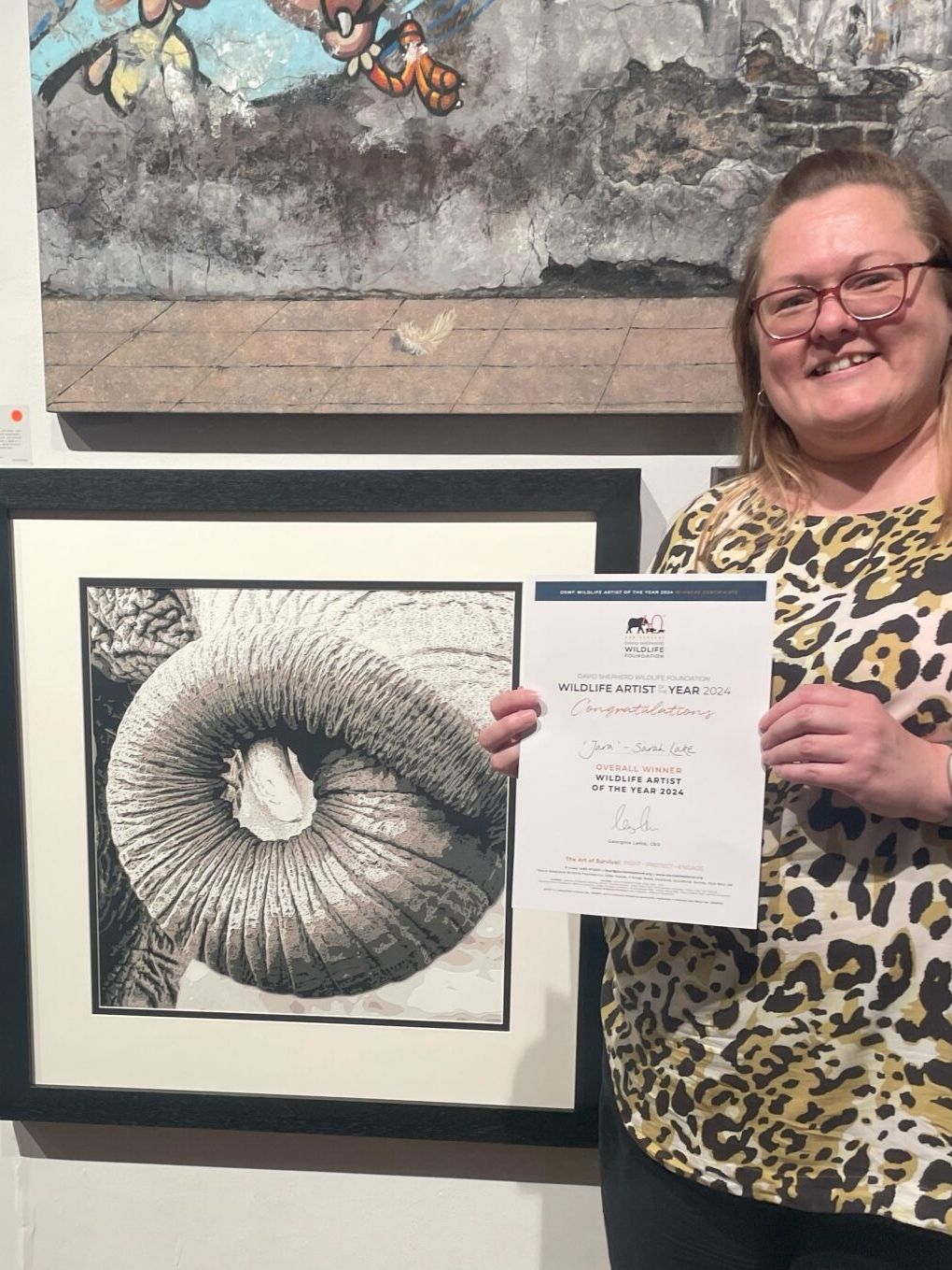 Nghệ sỹ thắng giải “Overall Winner” Sarah Lake PaperArt cùng tác phẩm “Jara” trong trong triển lãm “Wildlife Artist Of The Year”.