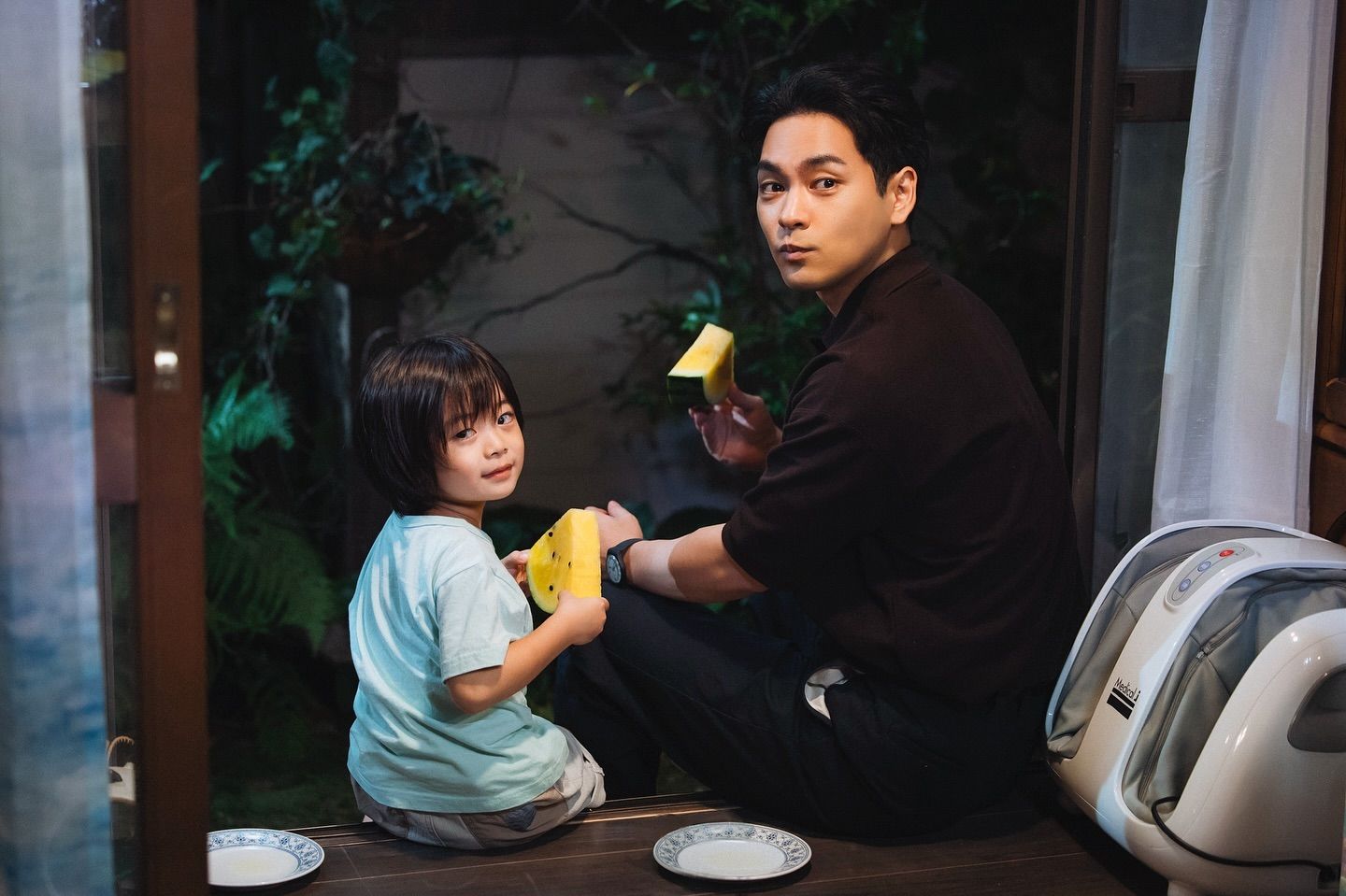 柳樂優彌和佐藤空大的互動讓人看得十分溫馨感動。(Photo: Instagram / @lionnokakurega_tbs)