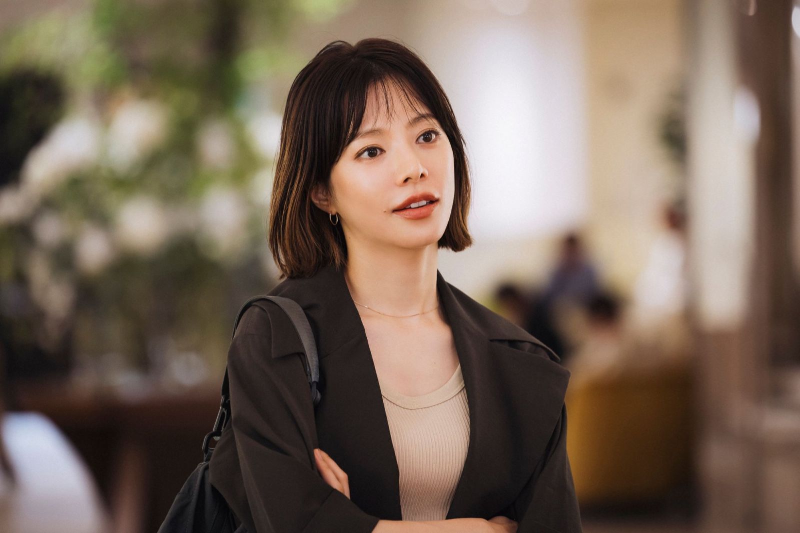由櫻井由紀飾演的週刊記者工藤楓開始著手調查橘祥吾的失蹤事件而與小森家兄弟接觸。(Photo: X / @kakurega_tbs)
