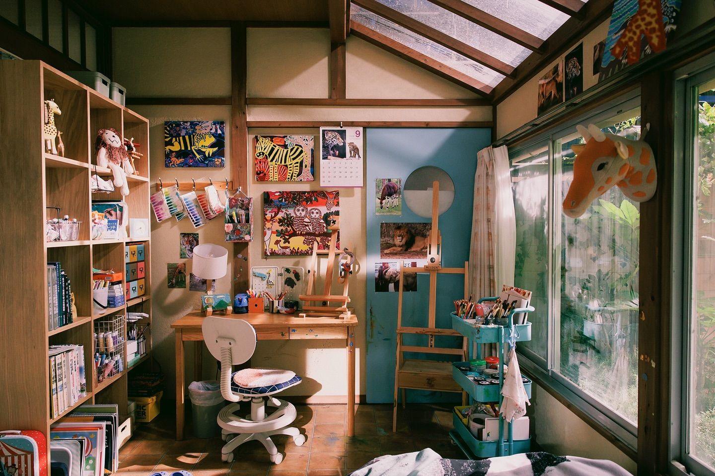 小森美路人的房間裡掛著不少他的畫作,這些作品其實來自於真實的自閉症藝術家太田宏介。(Photo: Instagram / @lionnokakurega_tbs)
