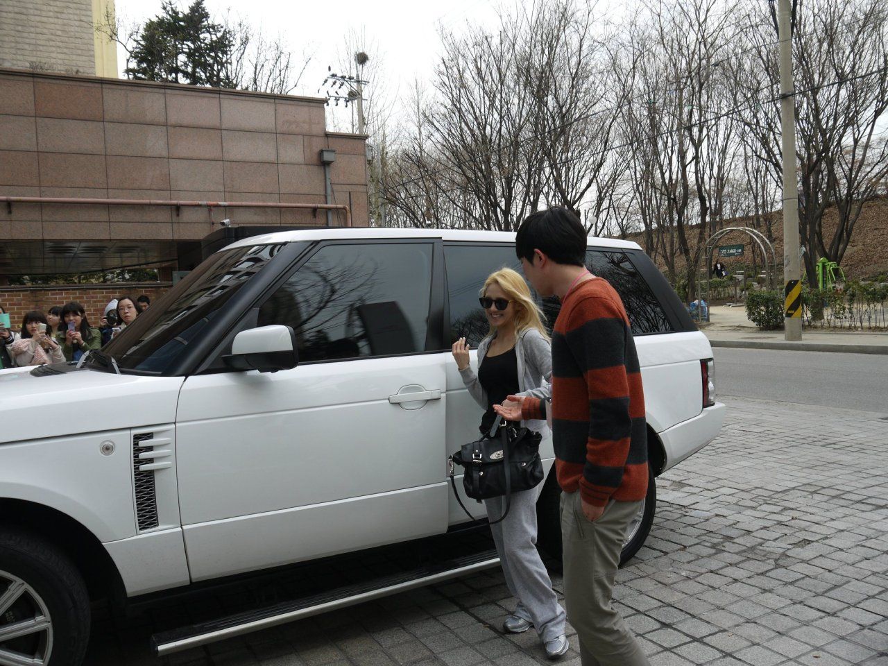 Hyoyeon and her Land Rover at the SM Entertainment office (Photo: Tumblr/fysone-girlsgeneration)