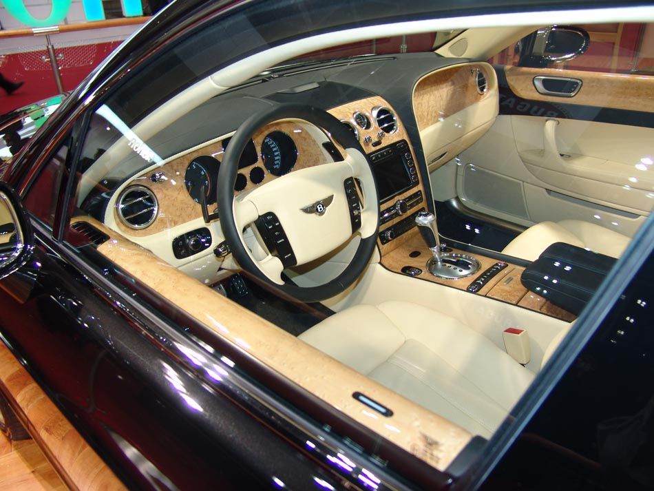 The plush interior of the Bentley Flying Spur 6.0 (Photo: Wikimedia Commons)