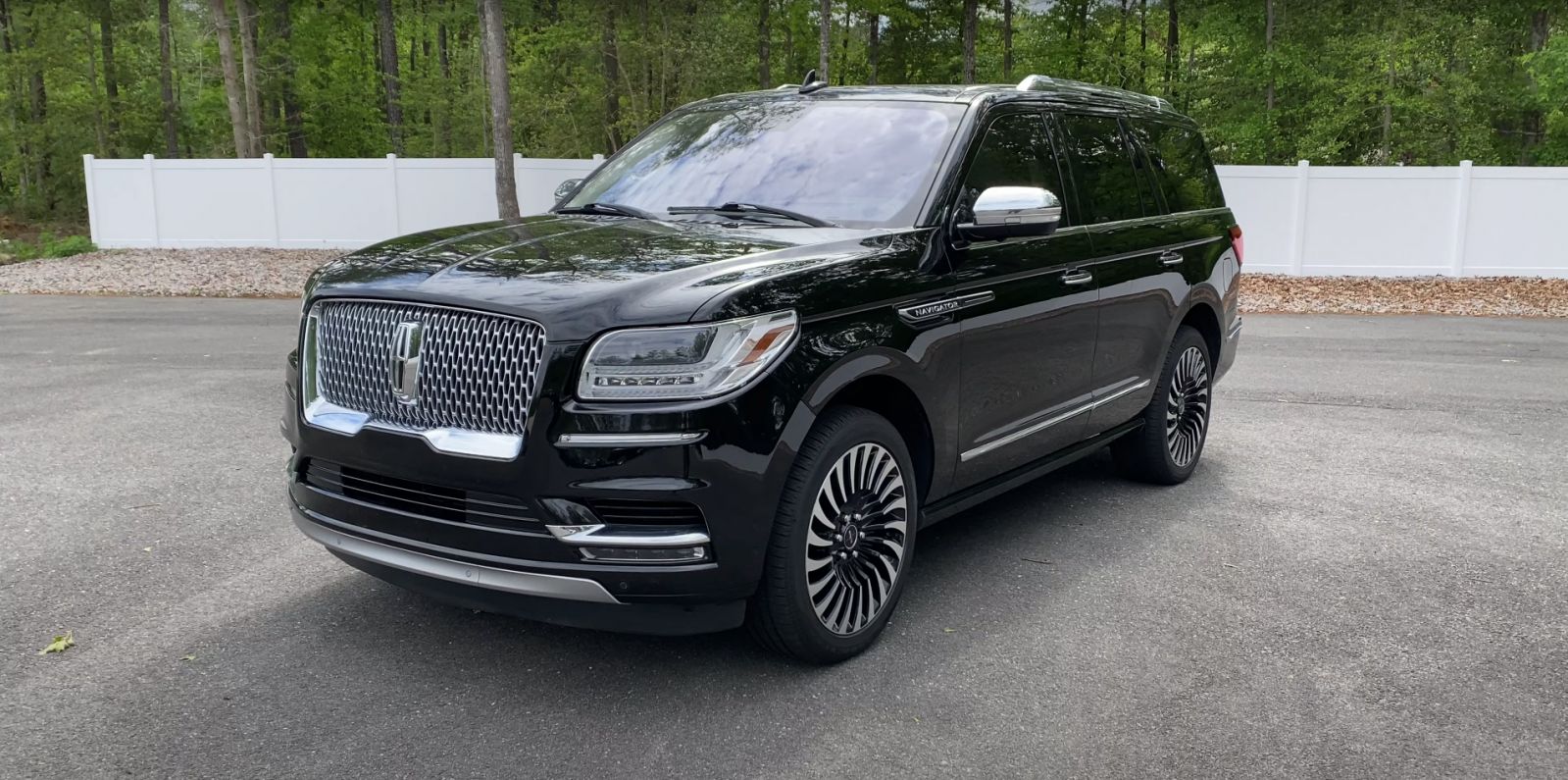 Hyun Bin’s 2018 Lincoln Navigator L (Photo: YouTube/@DavisAutoSports)