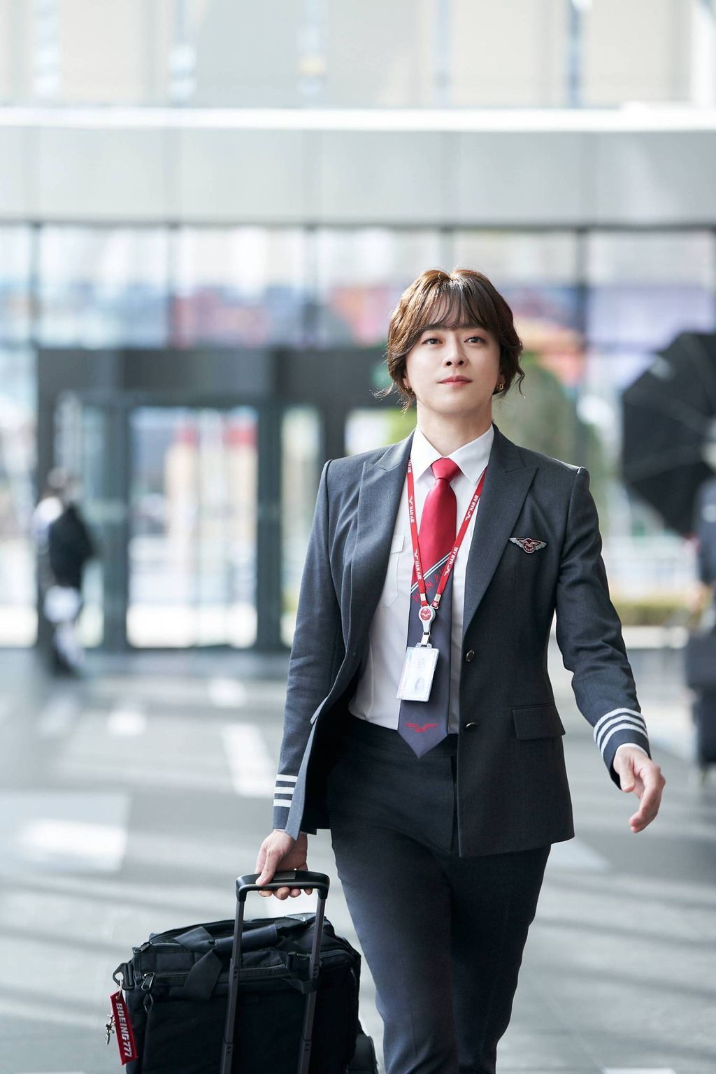 Jo Jung-suk as his “sister” Han Jung-mi in ‘Pilot’ (Photo: Shotcake)