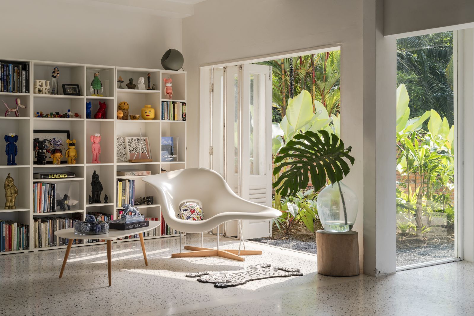 A lush home filled with art and design objects by John Koh Architect (Photo: David Yeow)