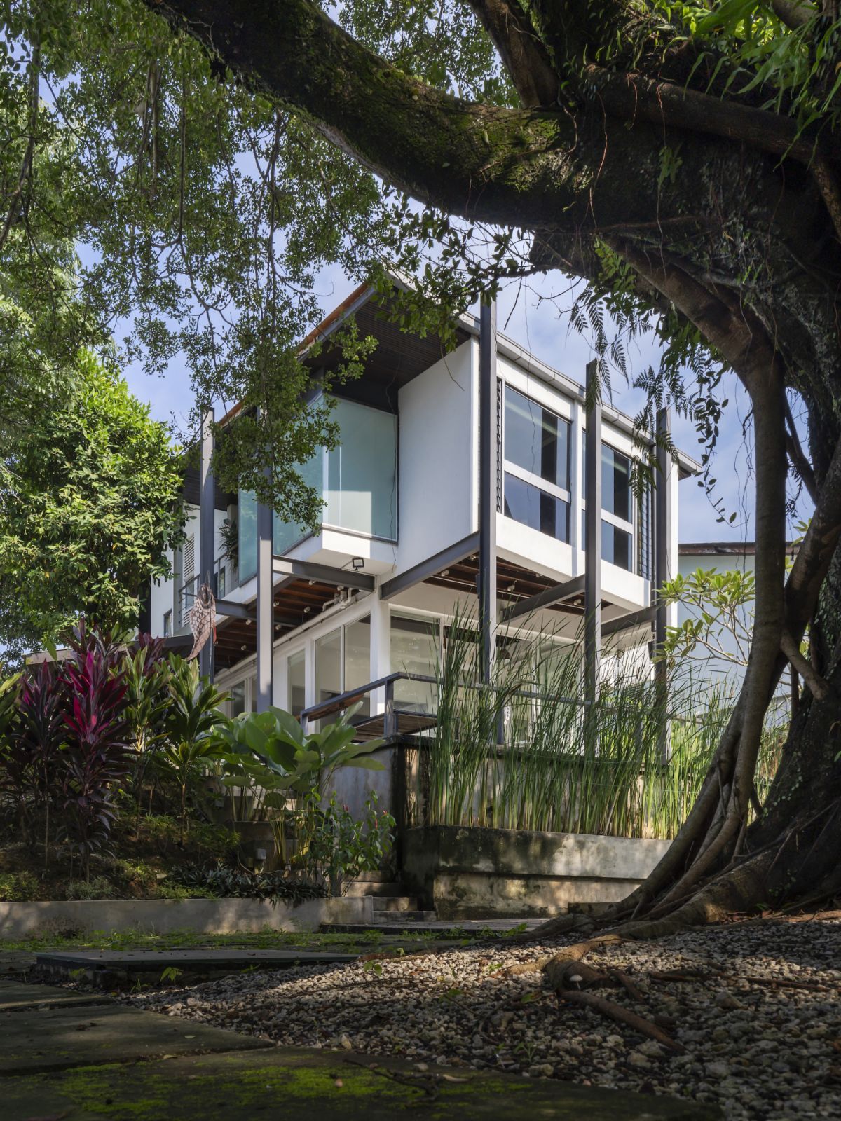 A lush home filled with art and design objects by John Koh Architect (Photo: David Yeow)