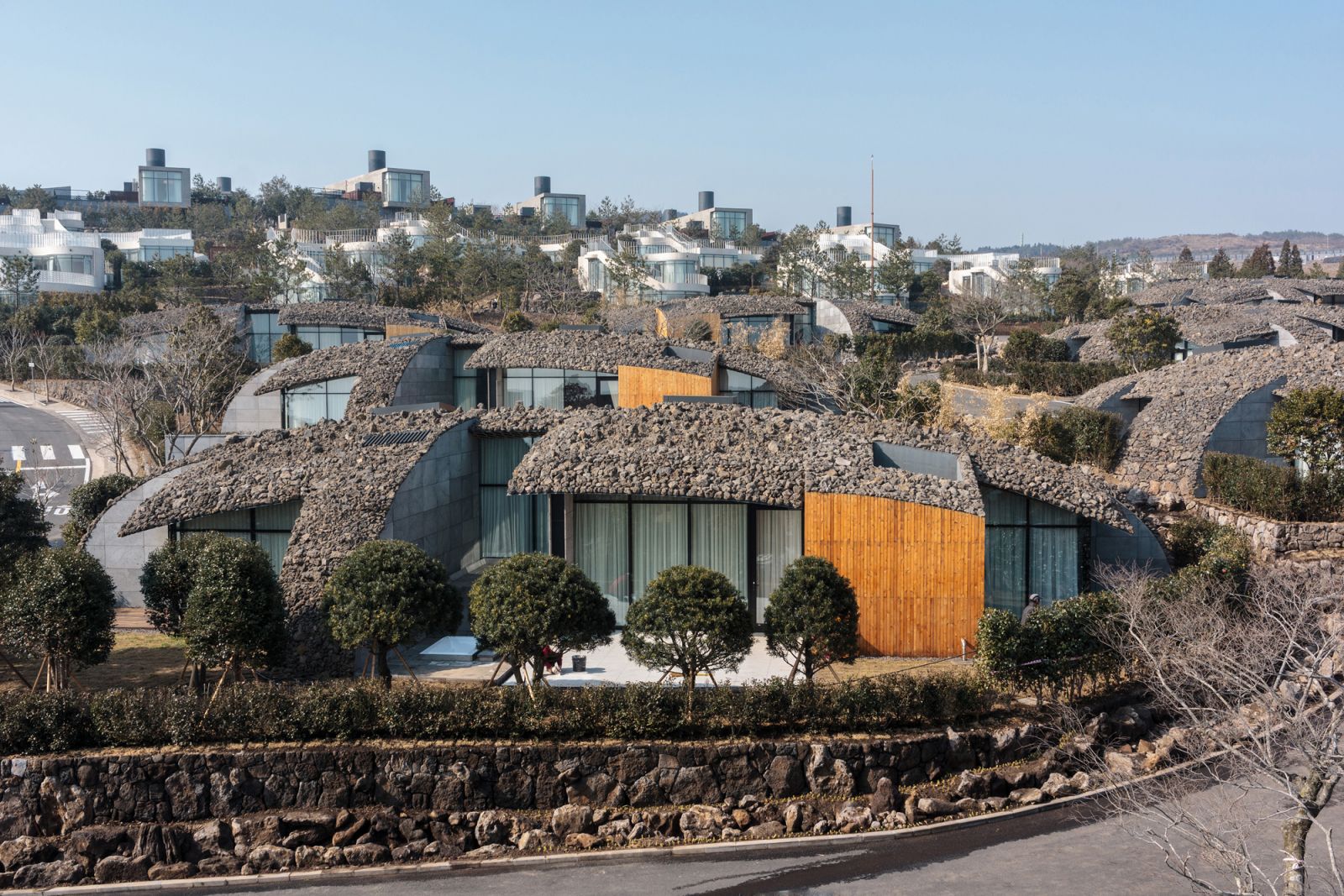 One of the Lotte Resort Jeju Art Villas, designed by Kengo Kuma (Photo: Lotte Resort Jeju Art Villas)