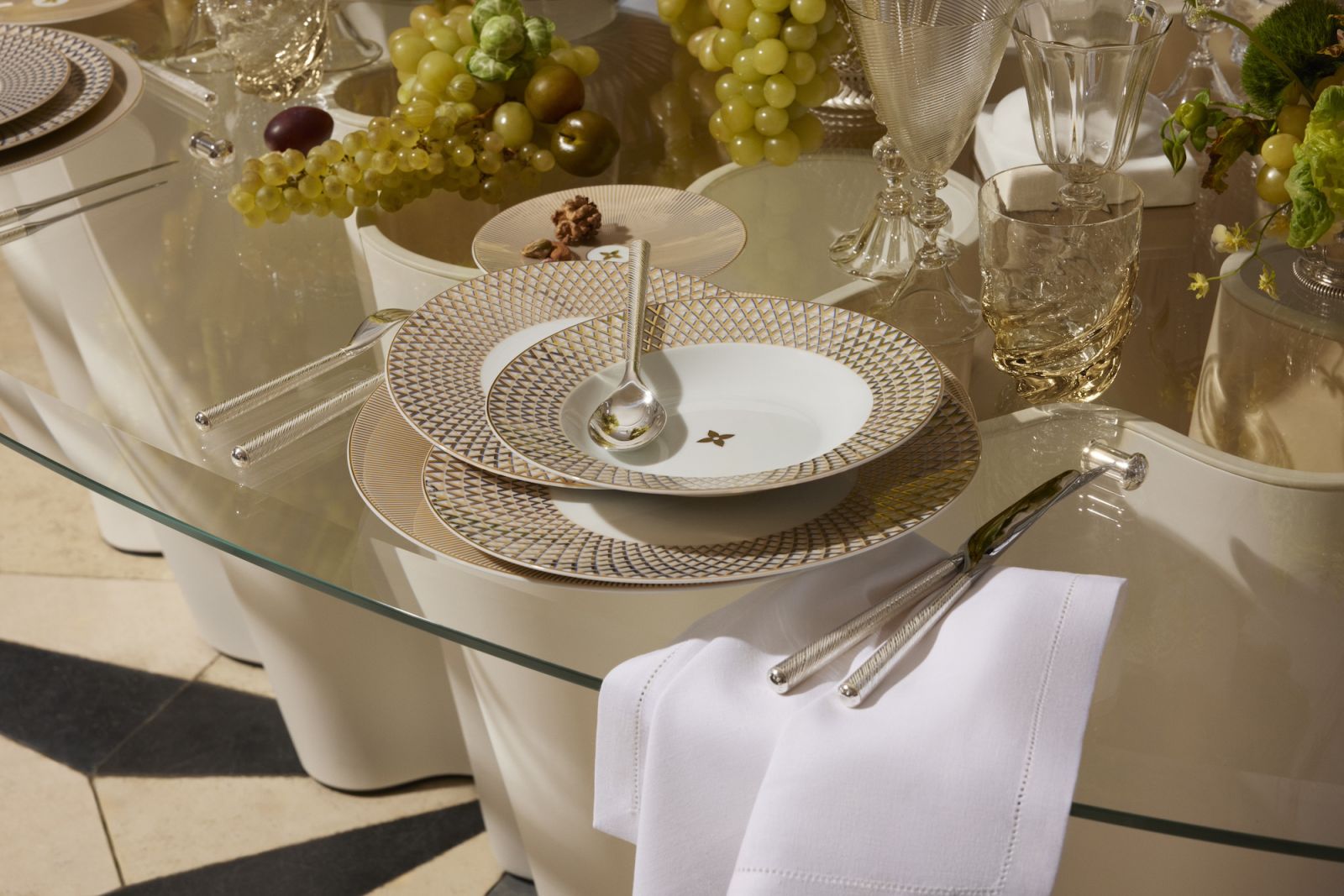 The Splendor service comprises Limoges porcelain highlighted with fine gold
