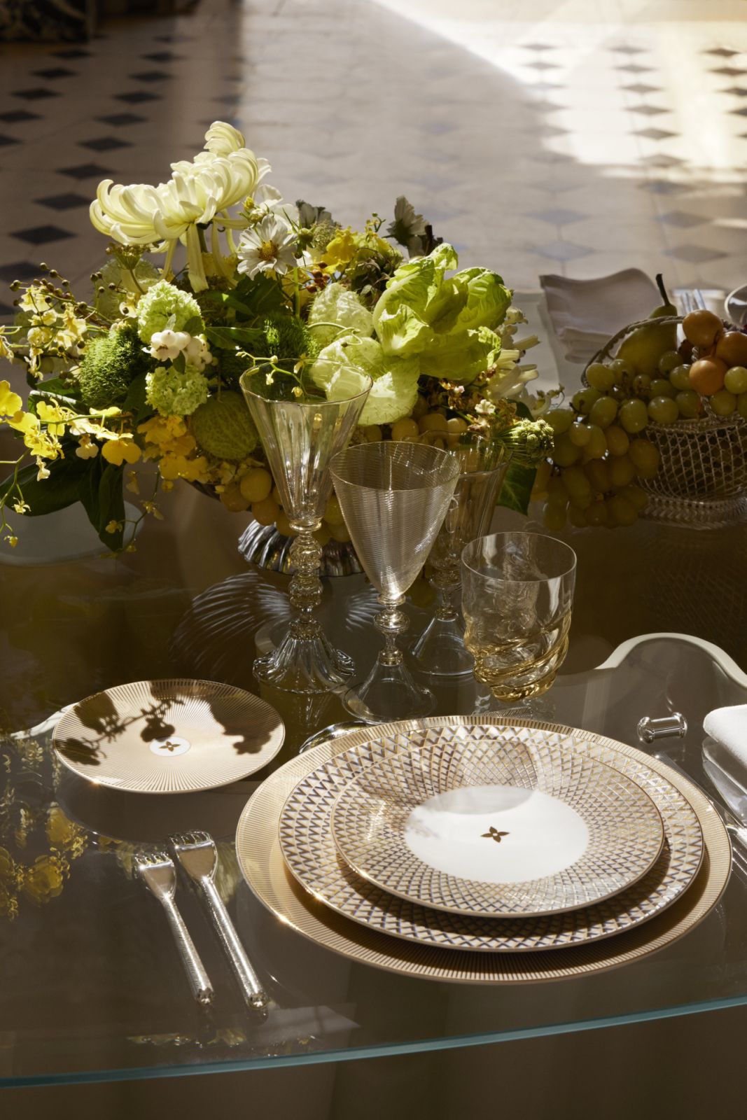 The Splendor service comprises Limoges porcelain highlighted with fine gold