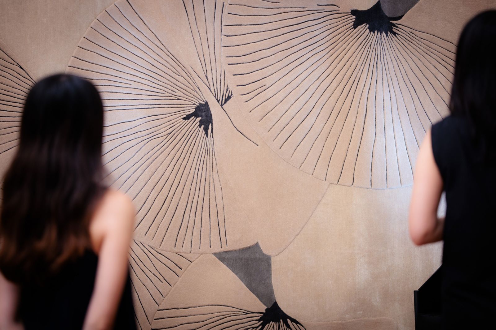 The guests admiring the Tappeti ‘Paper Wind’ rug by Architology