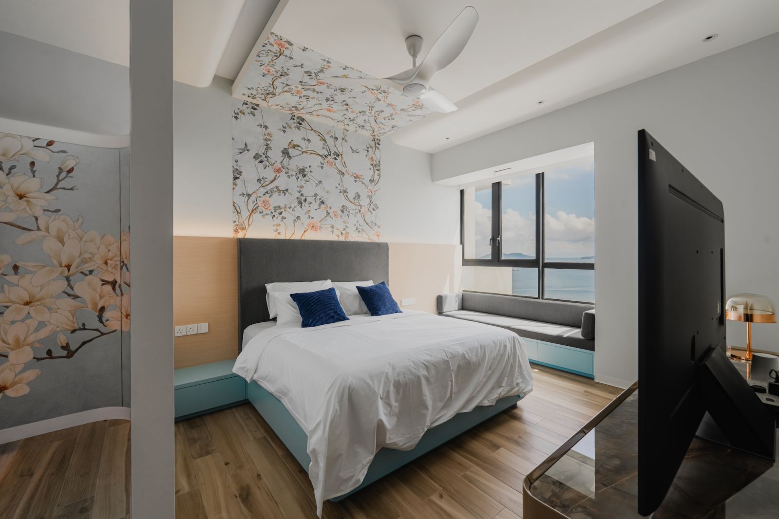 The vision for the project centered around the 'Coastal Chinoiserie' theme, with wallpapers featured throughout the unit