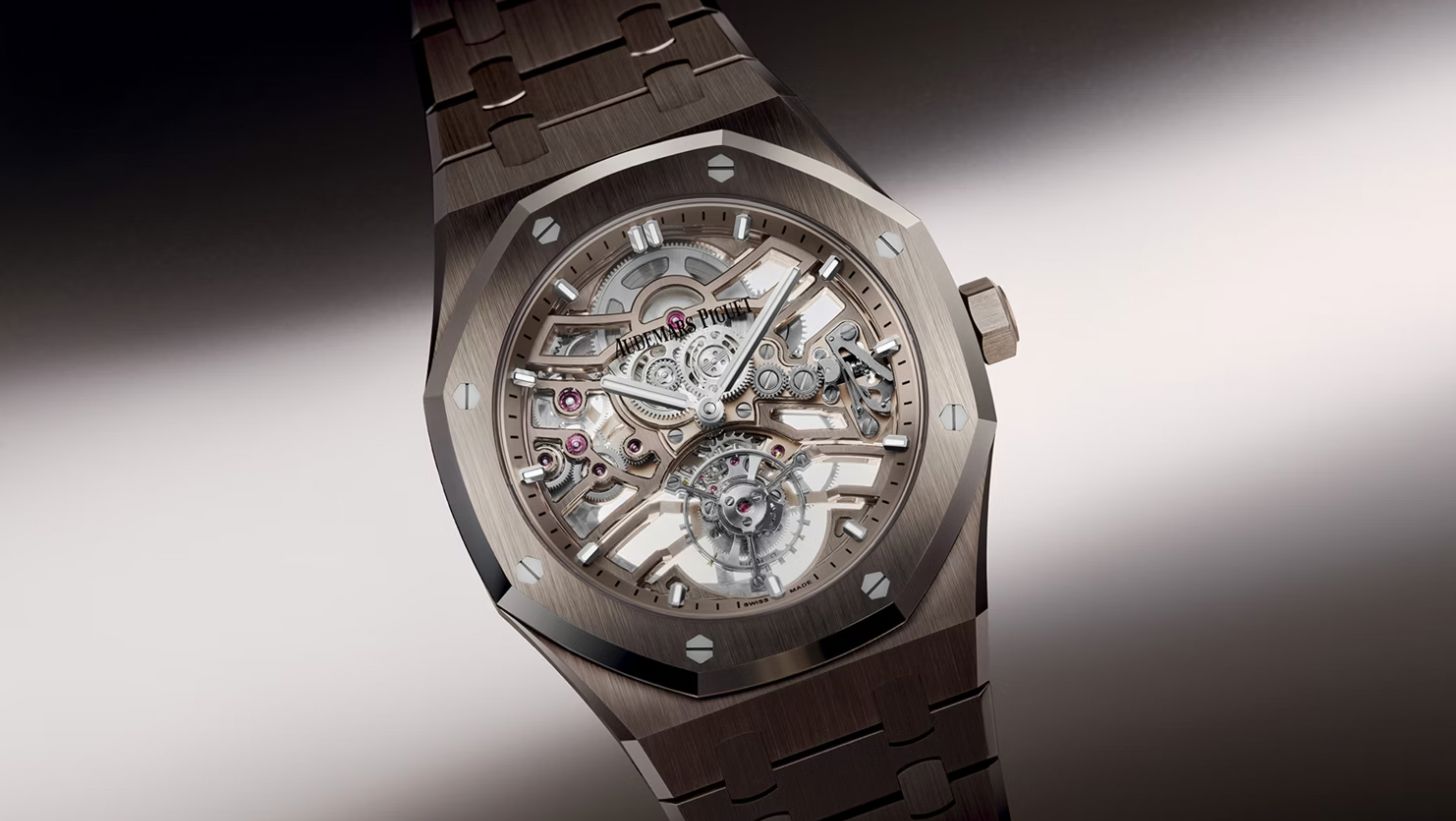Giá của chiếc đồng hồ Audemars Piguet Royal Oak có thể dao động từ khoảng 20.000 USD cho các mẫu cơ bản đến hơn 100.000 USD cho các phiên bản cao cấp và giới hạn. Một số mẫu đặc biệt hoặc phiên bản hiếm có thể trị giá lên tới hàng trăm ngàn USD (Ảnh: Audemars Piguet)
