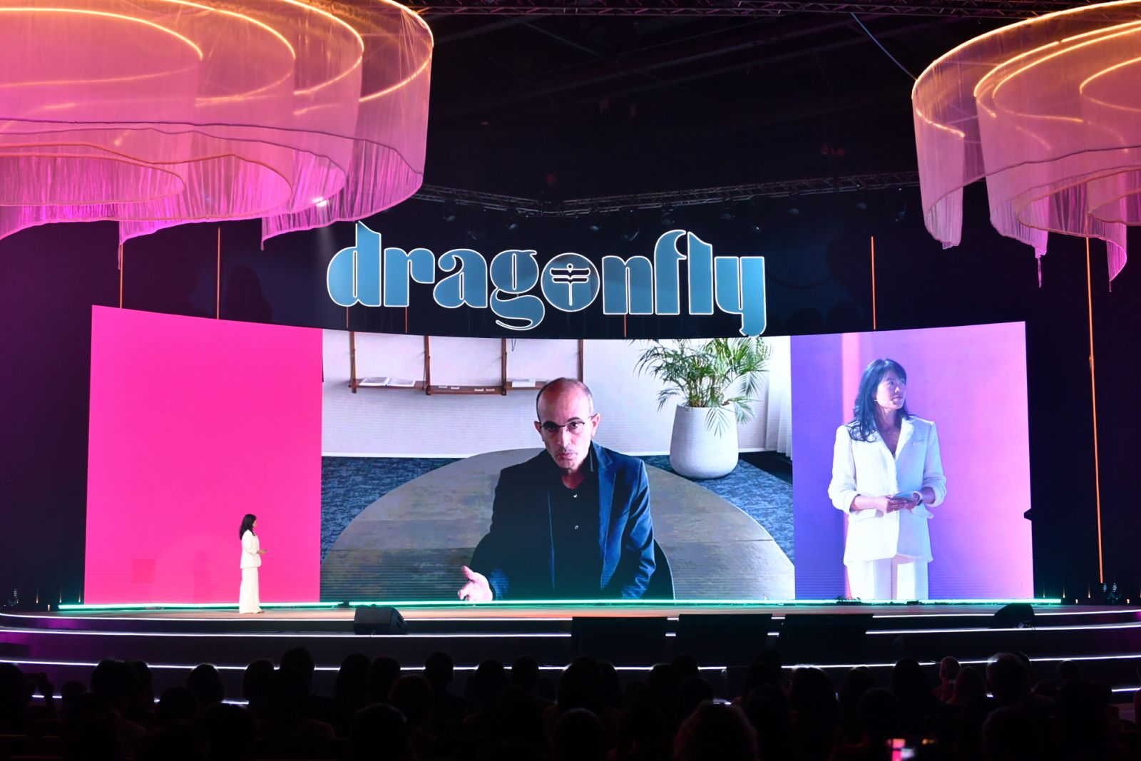 Yuval Noah Harari นักประวัติศาสตร์และผู้เขียนหนังสือ Sapiens (ภาพ: Dragonfly H.E.A.L. Summit 2024)