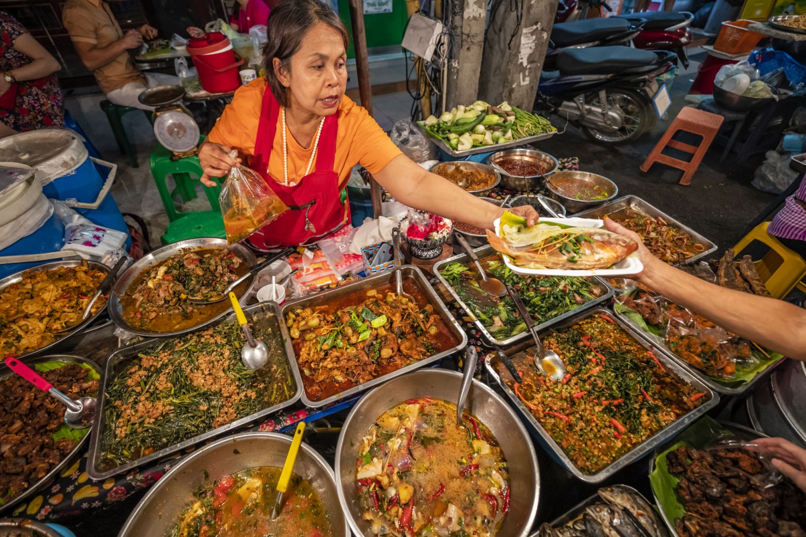 Thai street food seller at the night market in Chiang Mai, Northern Thailand (Photo: Getty Images)