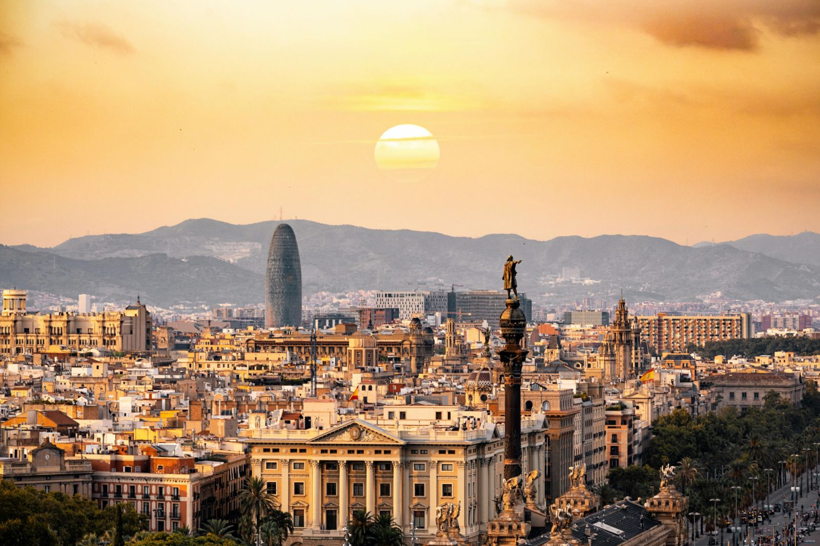 A landscape shot of Barcelona, Spain (Photo: Aleksandar Pasaric/Pexels)