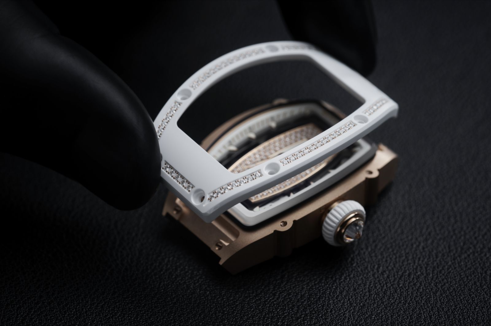 RM 07-01自動上鍊腕錶擁有修長的酒桶型錶殼,更適合女性佩戴。(Photo: Richard Mille)