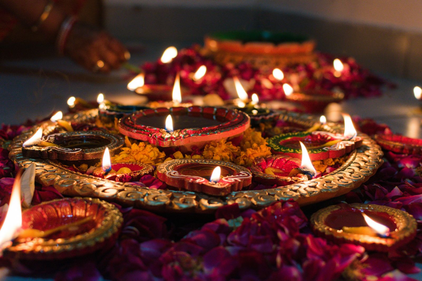 Diyas or clay lamps that light up homes during Diwali (Photo: courtesy of Udayaditya Barua / Unsplash)