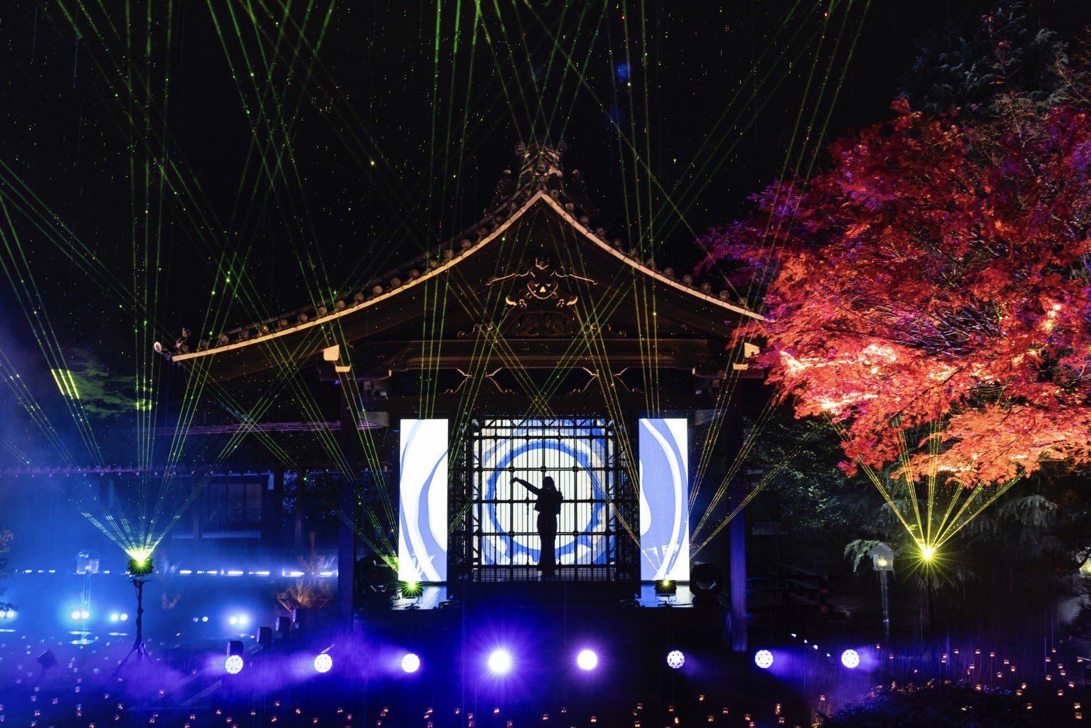 Ado在2023年12月31日登上紅白，特別於京都東本願寺架設豪華的舞台，連線東京現場直播演出。（Photo: X / @ado1024imokenp）