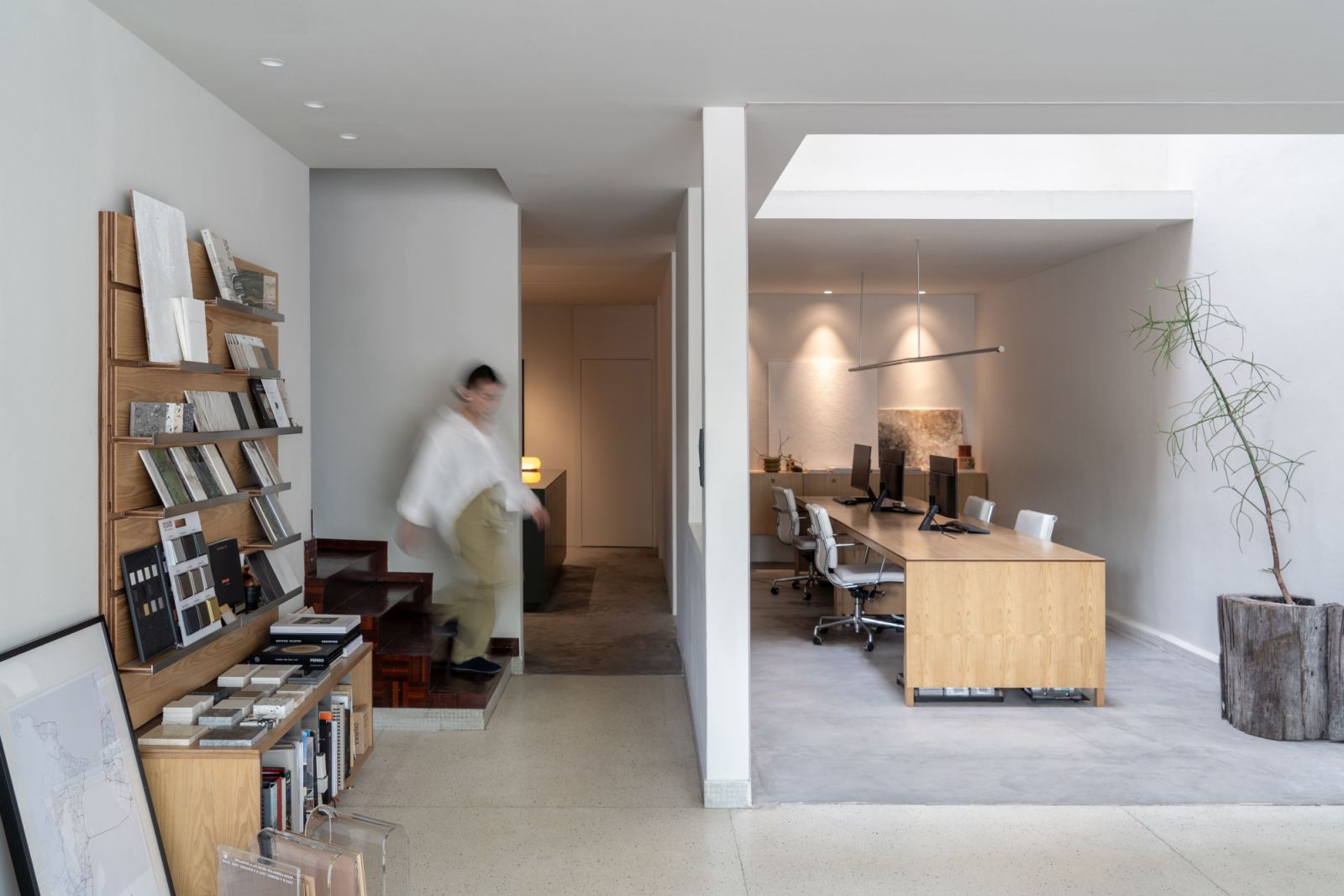 Natural materials were deliberately chosen in the furniture and finishings