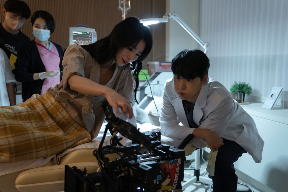 Lim Ji-yeon discusses a shot with Lee Do-hyun while filming ‘The Glory’, the 2023 K-drama that explores systemic school violence and long-term trauma effects (Photo: Netflix)