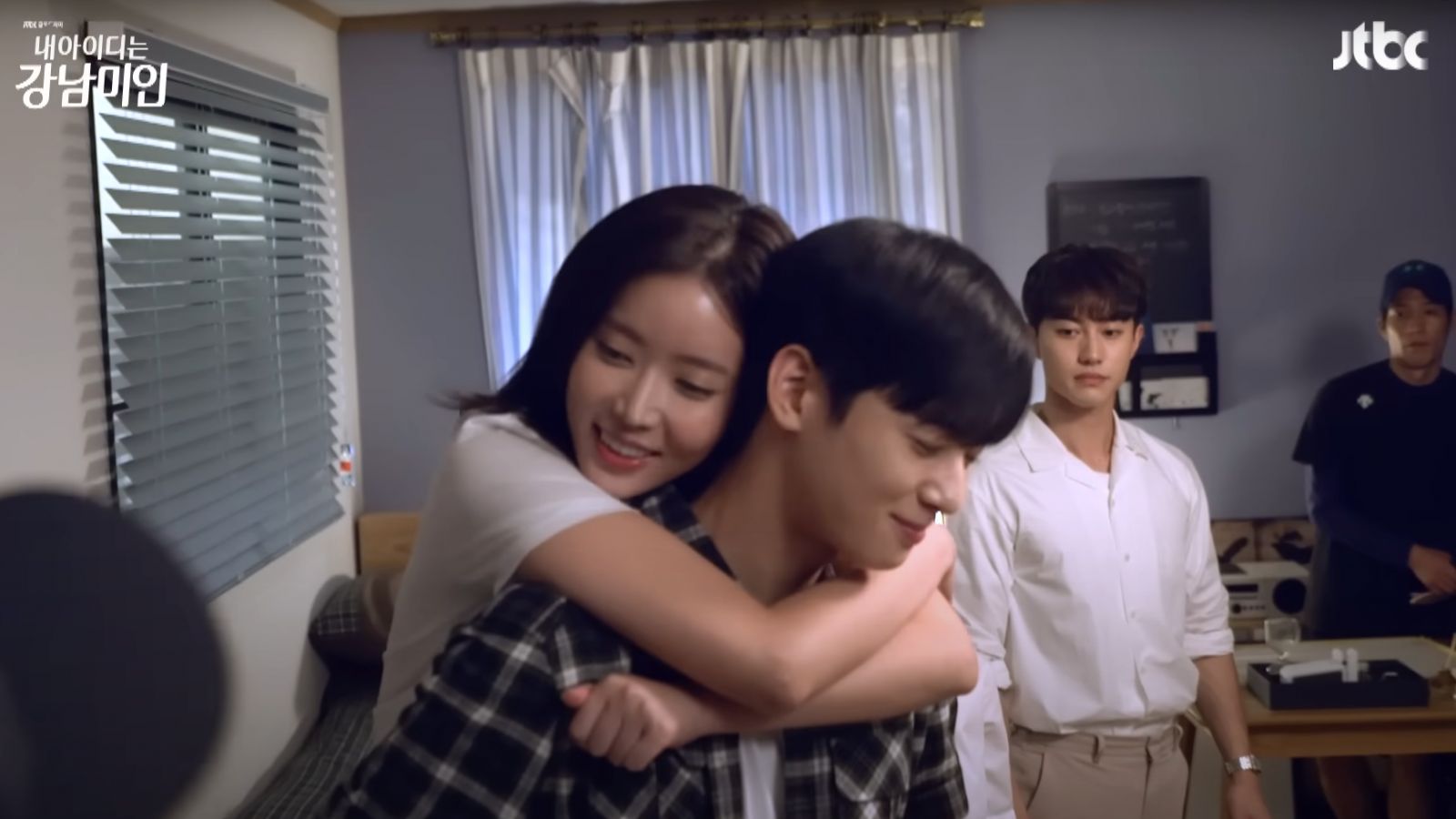 Im Soo-hyang, Cha Eun-woo, and Kwak Dong-yeon filming the 2018 K-drama ‘My ID is Gangnam Beauty’, which explores the prevalence of plastic surgery in South Korea, childhood trauma from appearance-based bullying, and self-worth (Photo: YouTube/JTBC Drama)