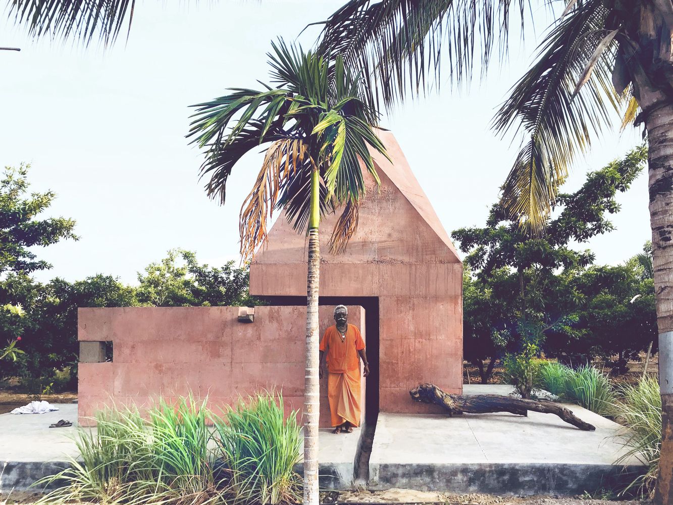 The modest Tejorling Radiance Temple, designed by Karan Darda Architects (Photo: Instagram / @atmosphere__space)