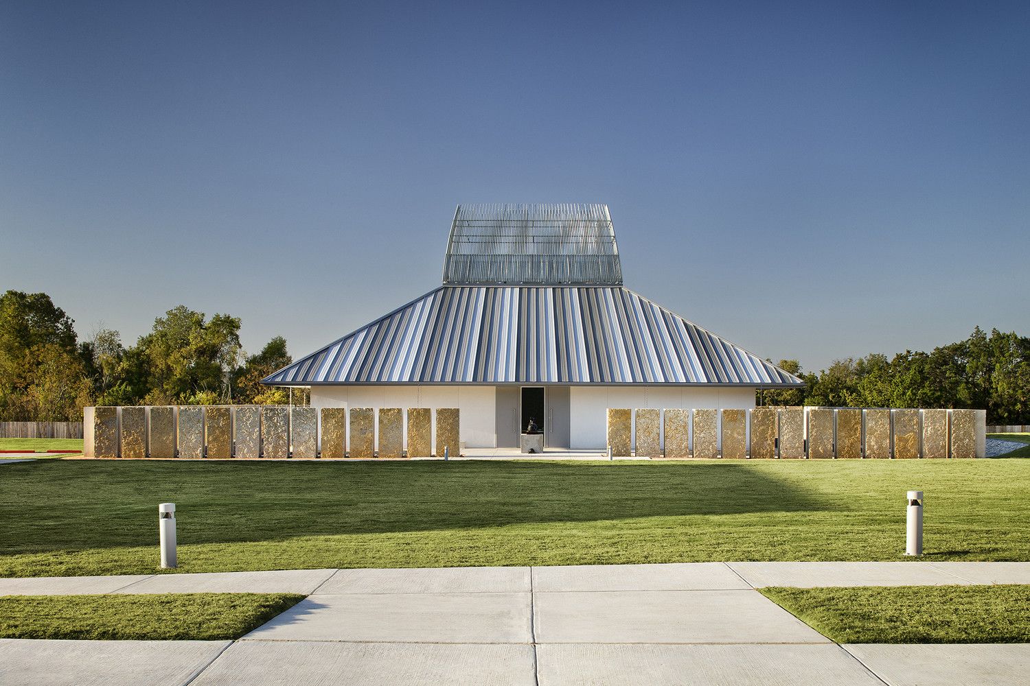 The Chinmaya Mission in Austin emphasises geometric patterns and directional alignments while using sustainable materials (Photo: Instagram / @miroriveraarch)