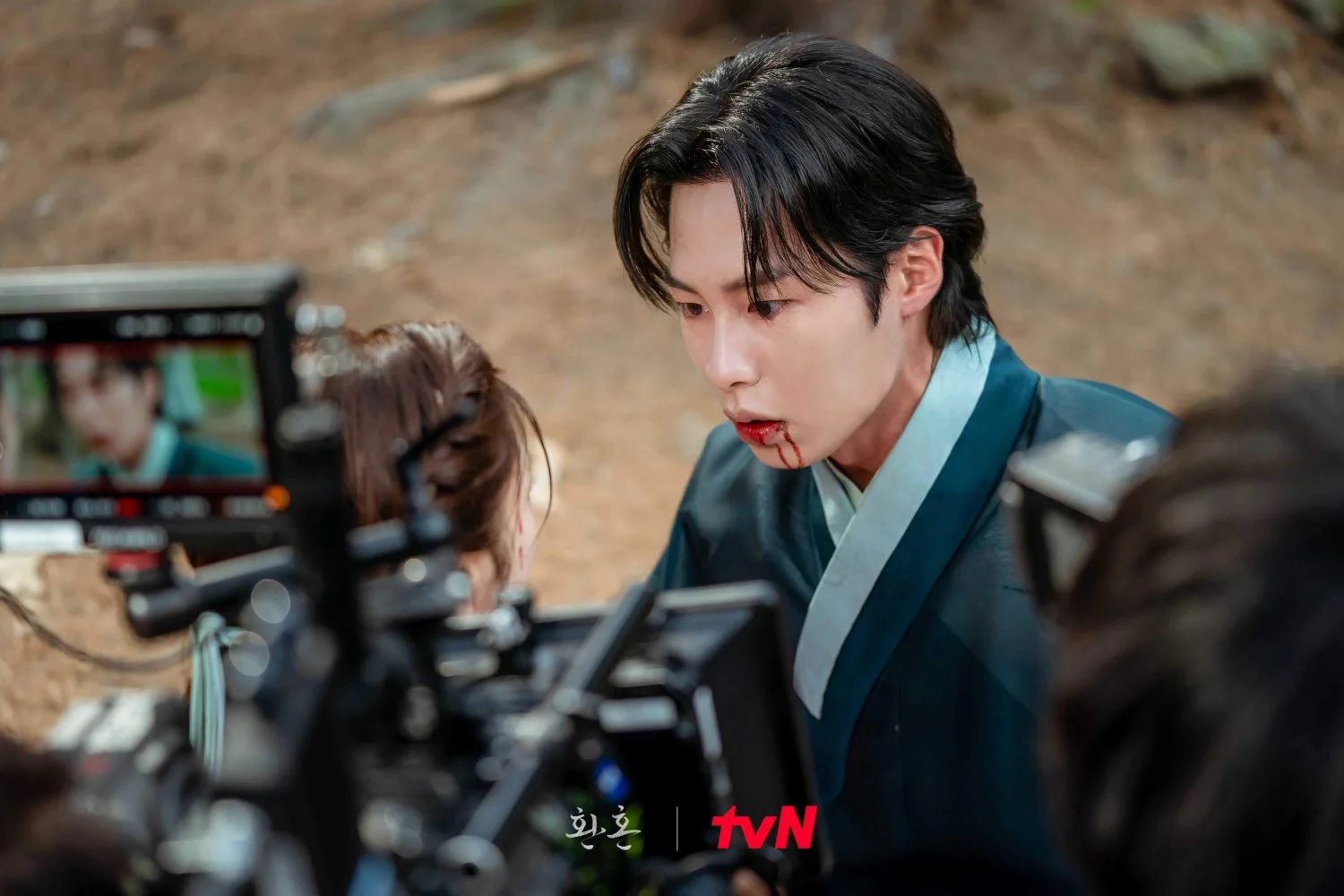 Lee Jae-wook filming 2022’s ‘Alchemy of Souls’, one of the few "fusion sageuks" that blend historical settings with fantasy elements (Photo: tvN)