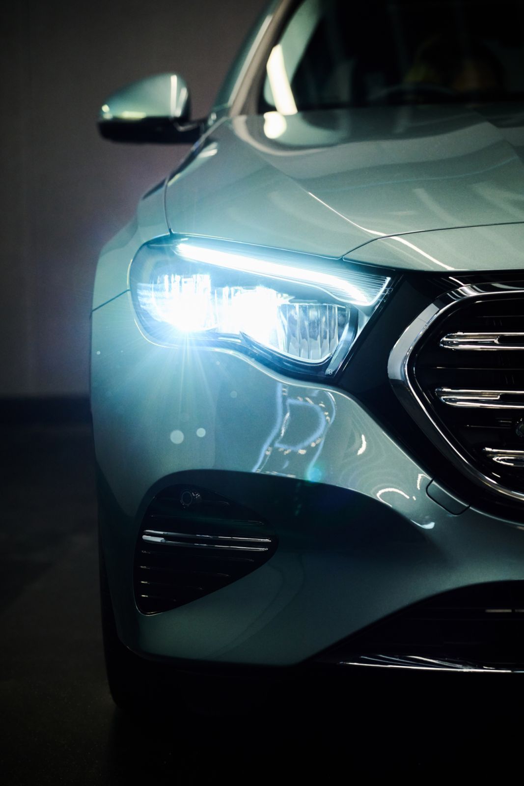 The headlights of Mercedes-Benz E-Class W204 can adapt to different situations and ensure optimised lighting (Photo: Zed Leets/Tatler Hong Kong)