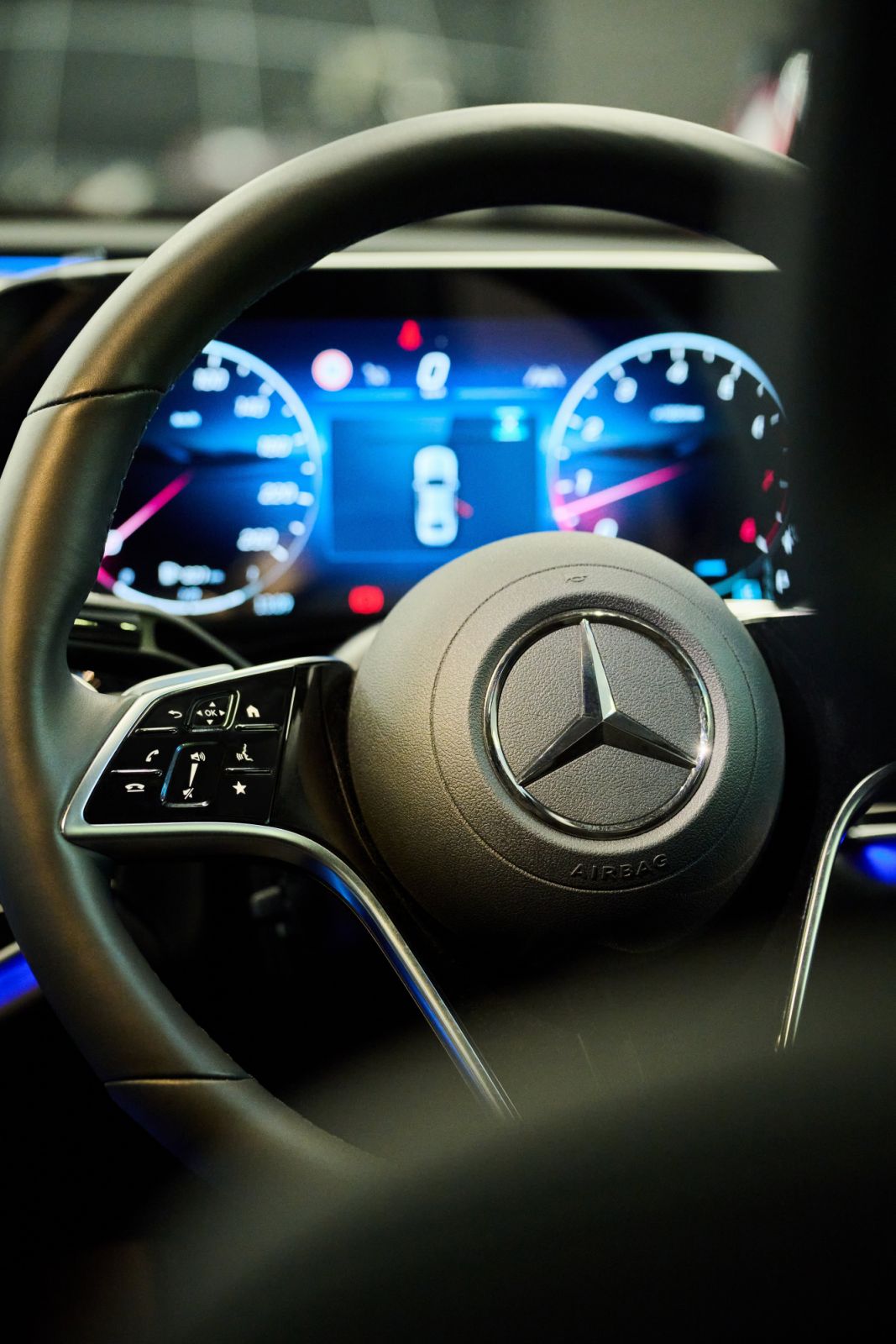 On the display behind the steering wheel, there is a driver camera with facial recognition function (Photo: Zed Leets/Hong Kong)