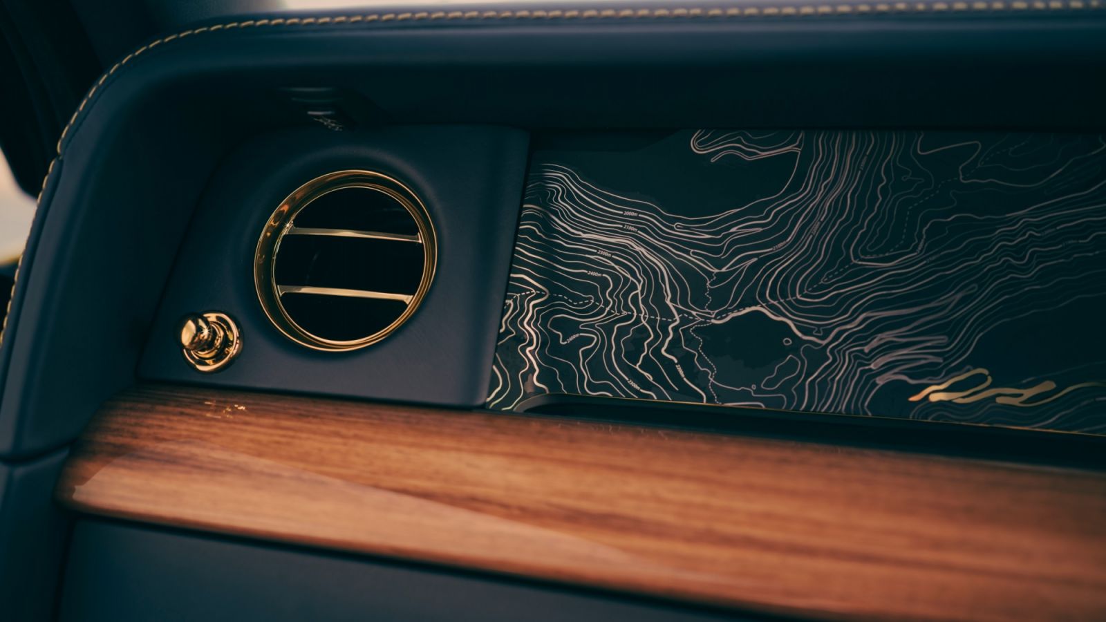 ภายในของโรลส์-รอยส์ รุ่น Phantom Goldfinger (ภาพ: Rolls-Royce)