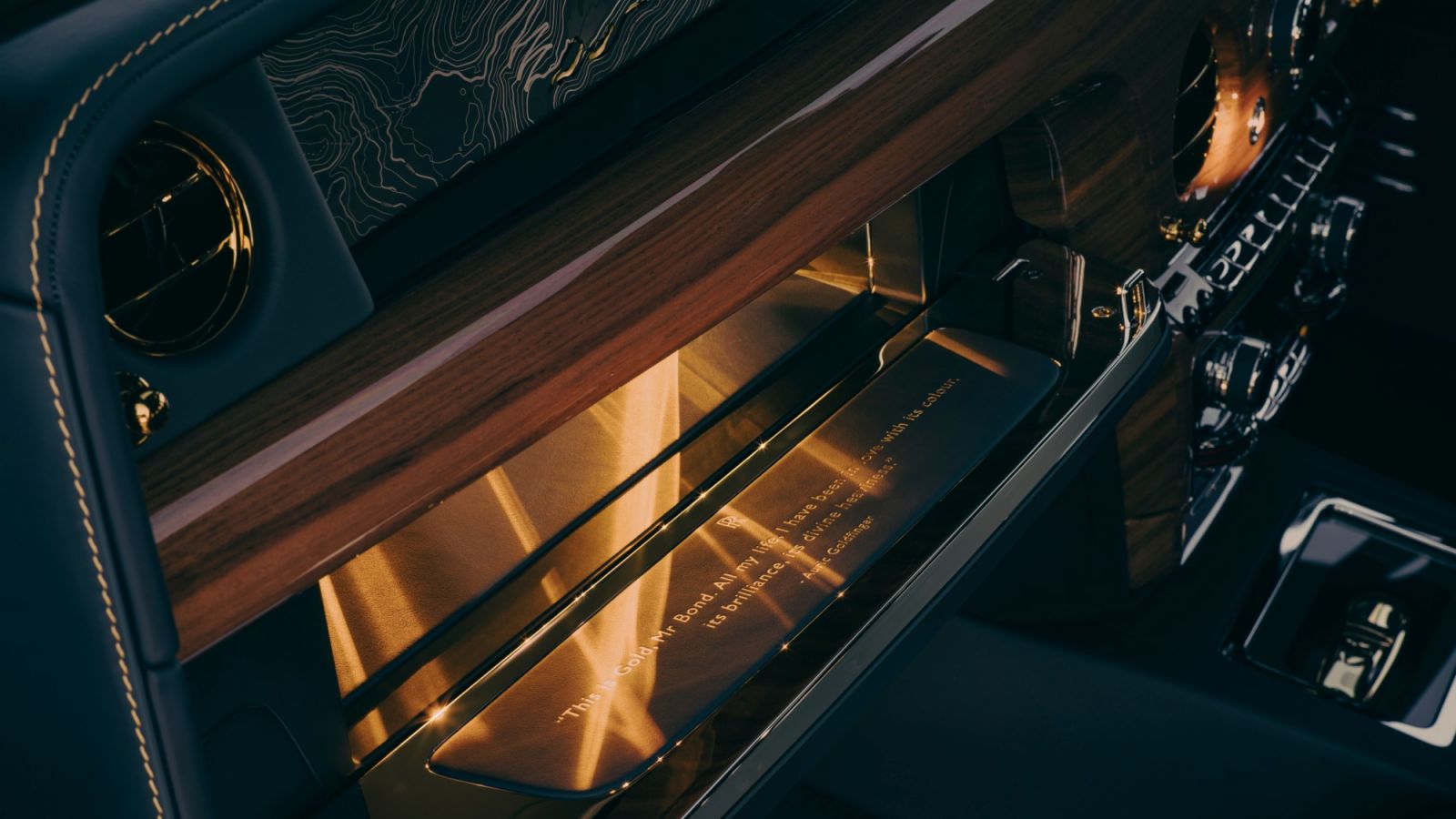 ภายในของโรลส์-รอยส์ รุ่น Phantom Goldfinger พร้อมสลักข้อความ “This is gold, Mr. Bond. All my life, I’ve been in love with its colour, its brilliance, its divine heaviness.” Auric Goldfinger, Auric Enterprises (ภาพ: Rolls-Royce)