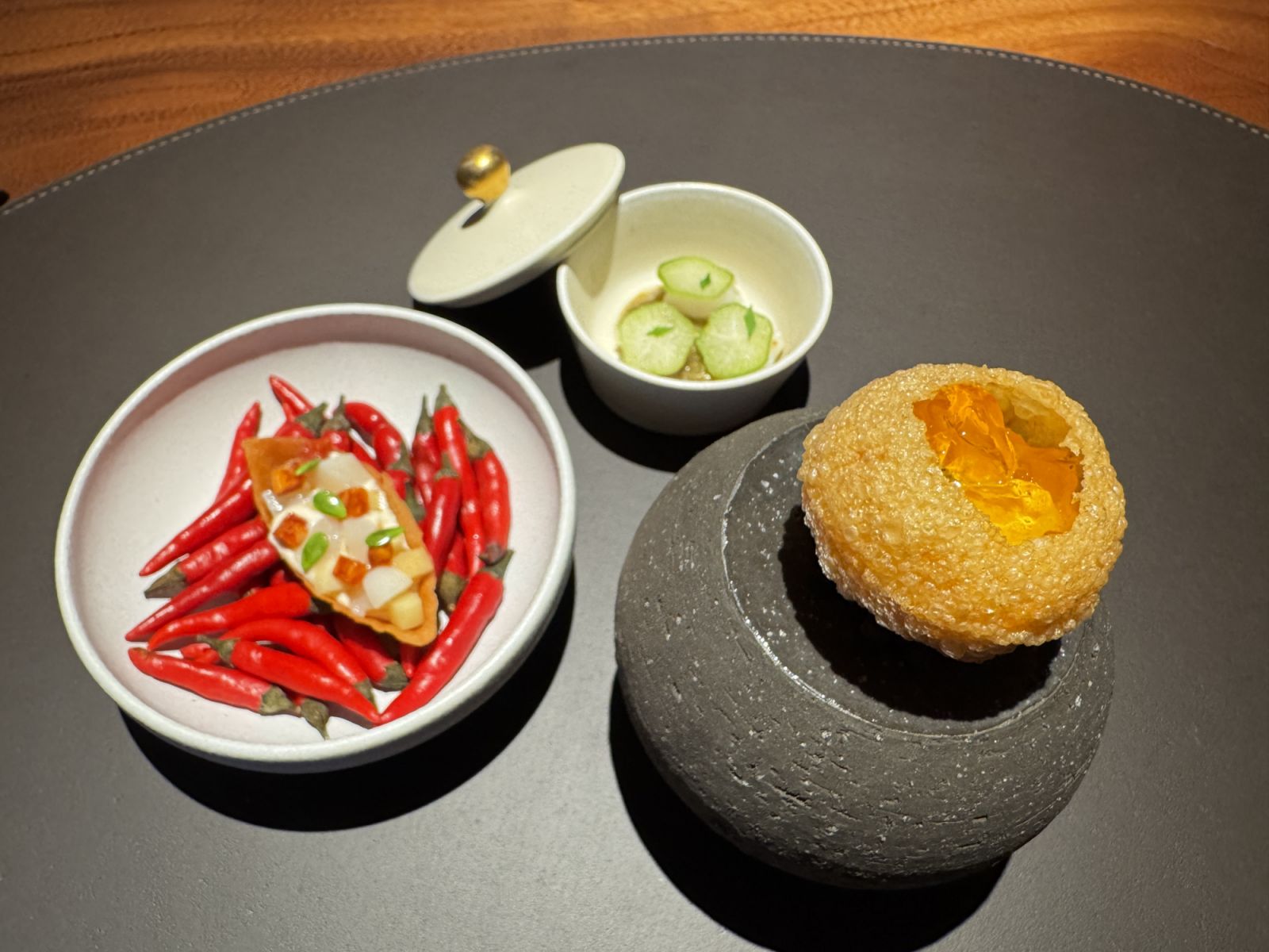 PanipuriㆍCarrotㆍConsomme Dried Plum, ScallopsㆍPapayaㆍChorizo และ KagoshimaㆍSquid-Eggplant·Bilimbi·Cumin (ภาพ: Kornpath Parn-on)