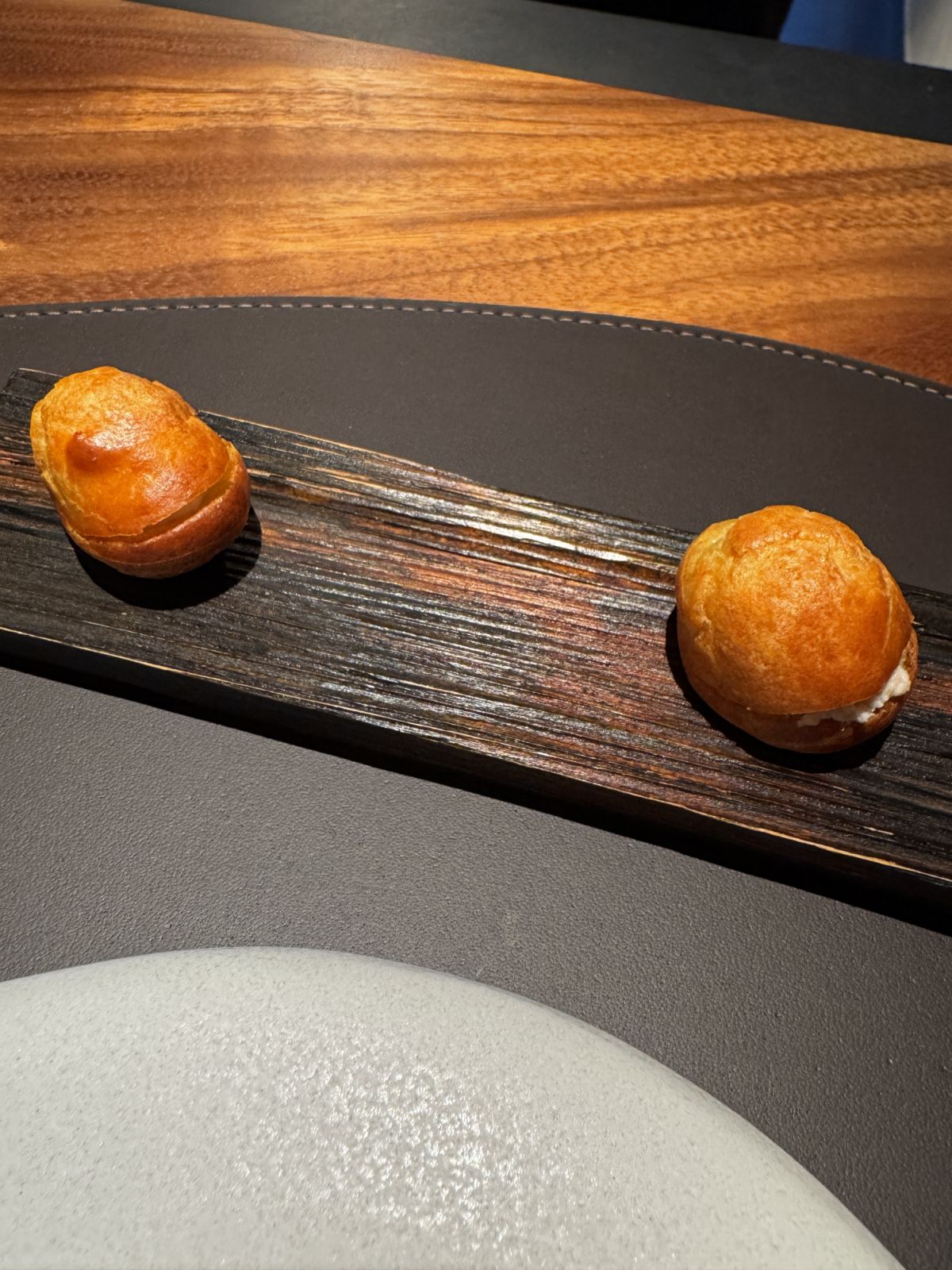 Gougeres・DuckㆍTruffle Cream (ภาพ: Kornpath Parn-on)