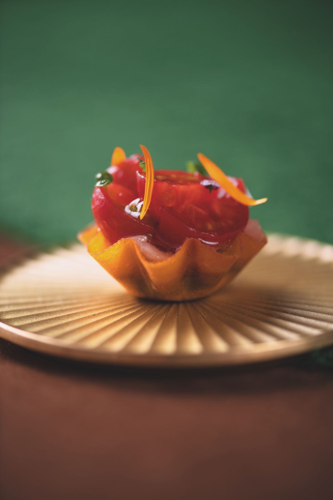 La tomate aji tartlet (smoked aji, confit olive, za'atar, wolfberry tomato) at Avant
