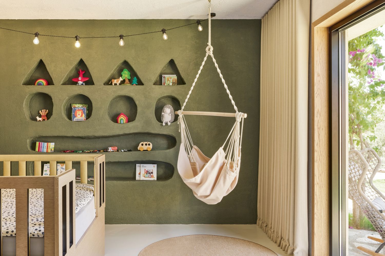 An olive green wall with recessed areas in the kid's bedroom (Photo: Ibrahim Ozbunar)