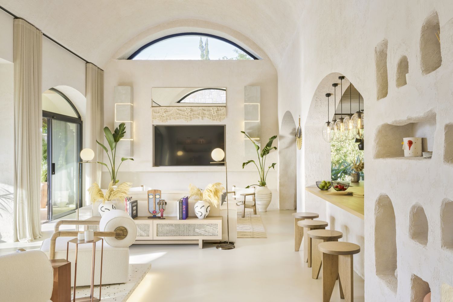 Expanded windows and an elevated ceiling that floods the living room with natural light (Photo: Ibrahim Ozbunar)