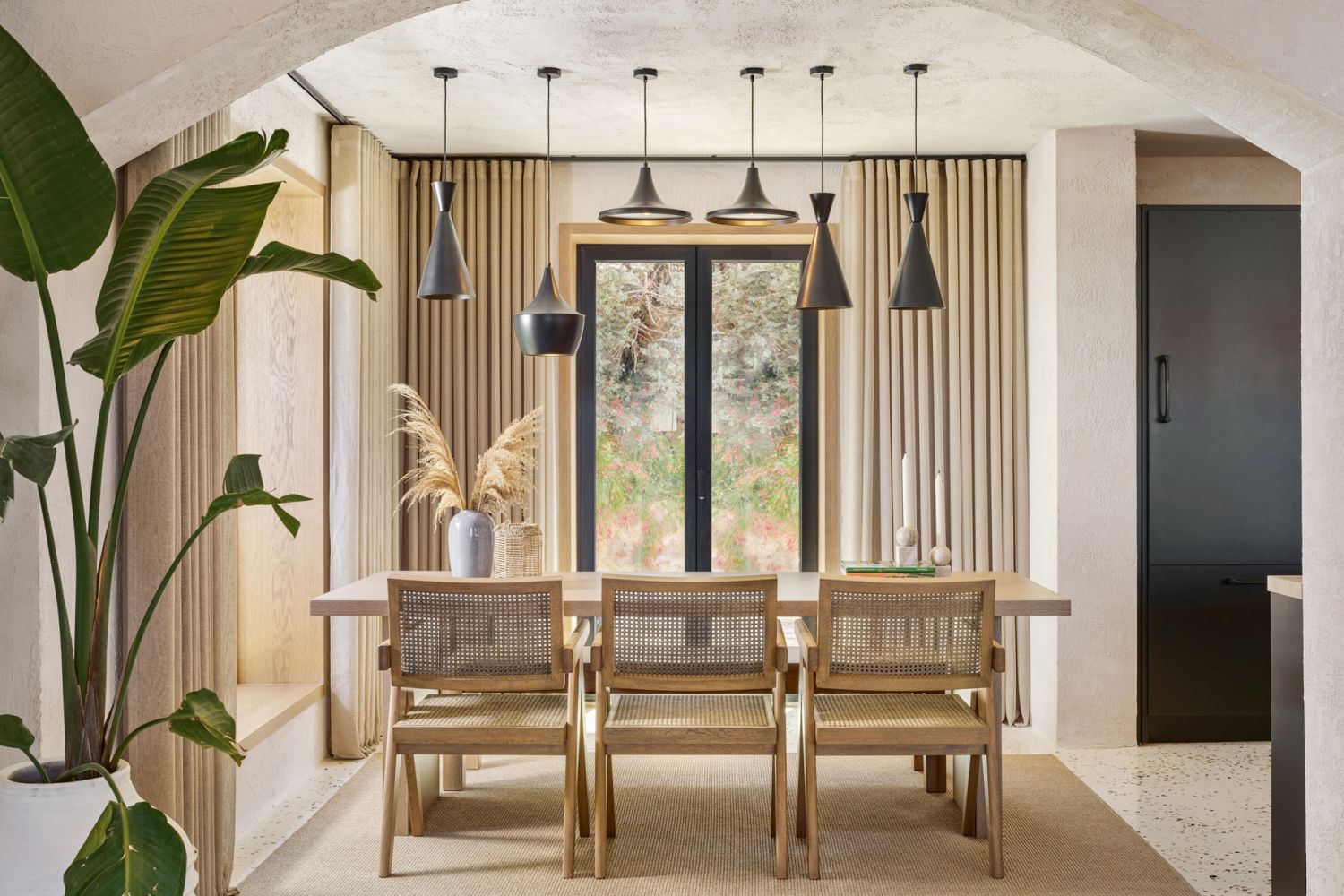 An earthy scheme in the dining room (Photo: Ibrahim Ozbunar)