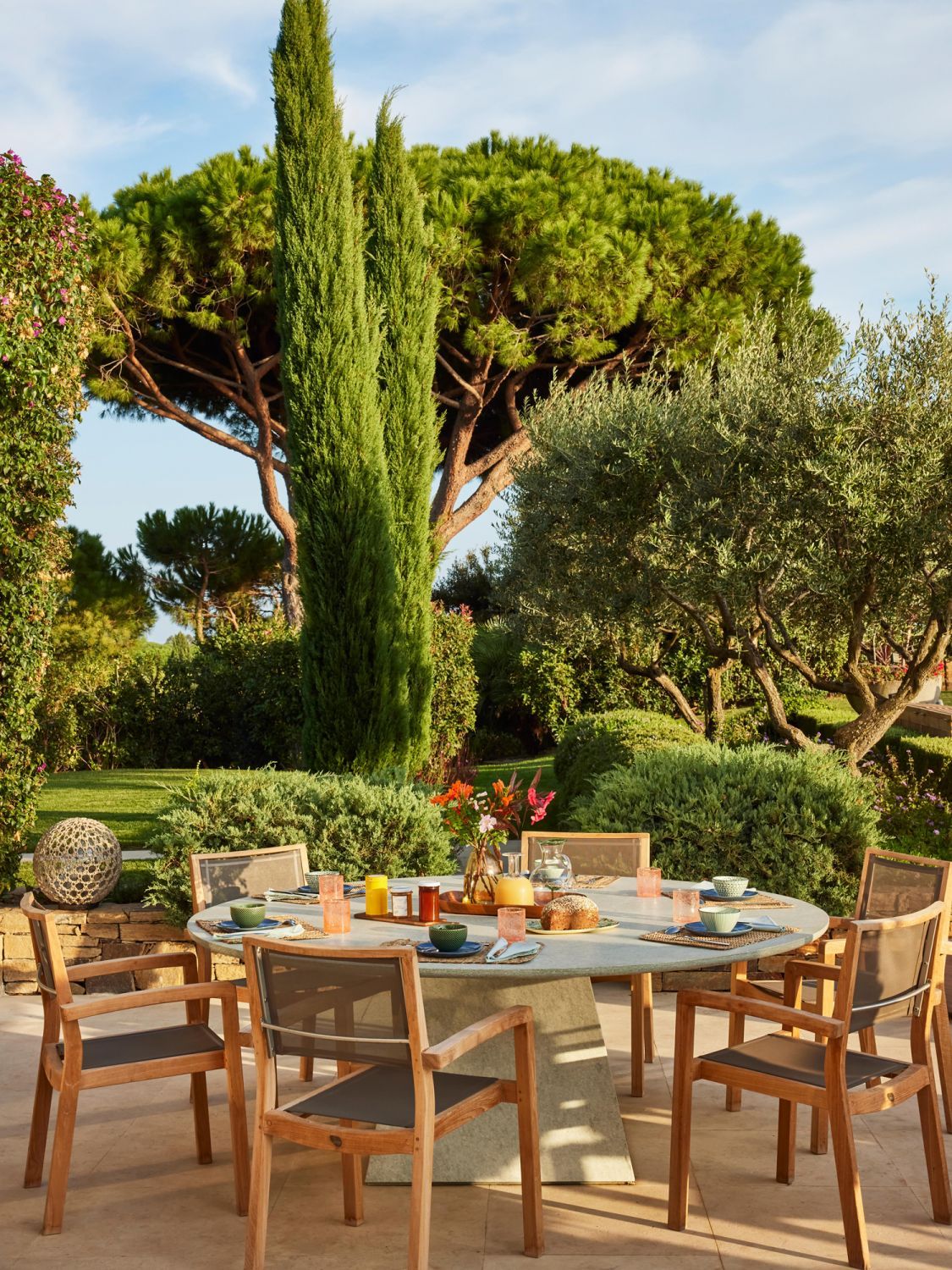The al-fresco dining area in the home's lush greenery surrounding (Photo: Francis Amiand)