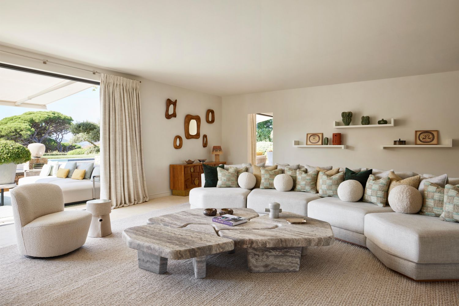 Off-white walls and light beige furnishings establish an airy atmosphere (Photo: Francis Amiand)