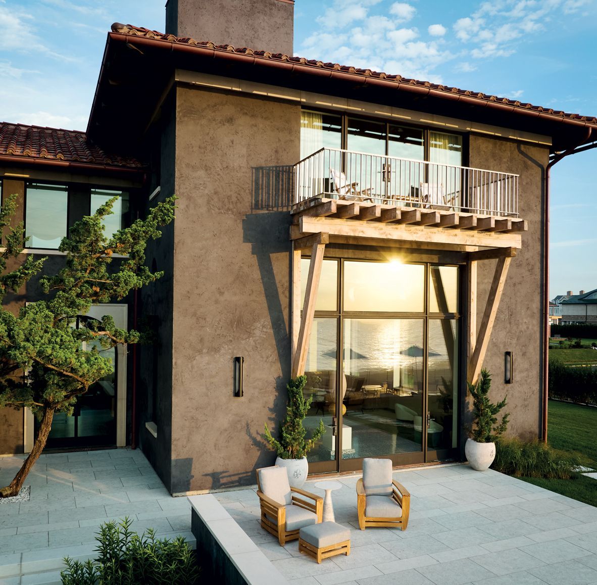 The distinctive volcanic sand-infused stucco façade (Photo: Richard Powers)