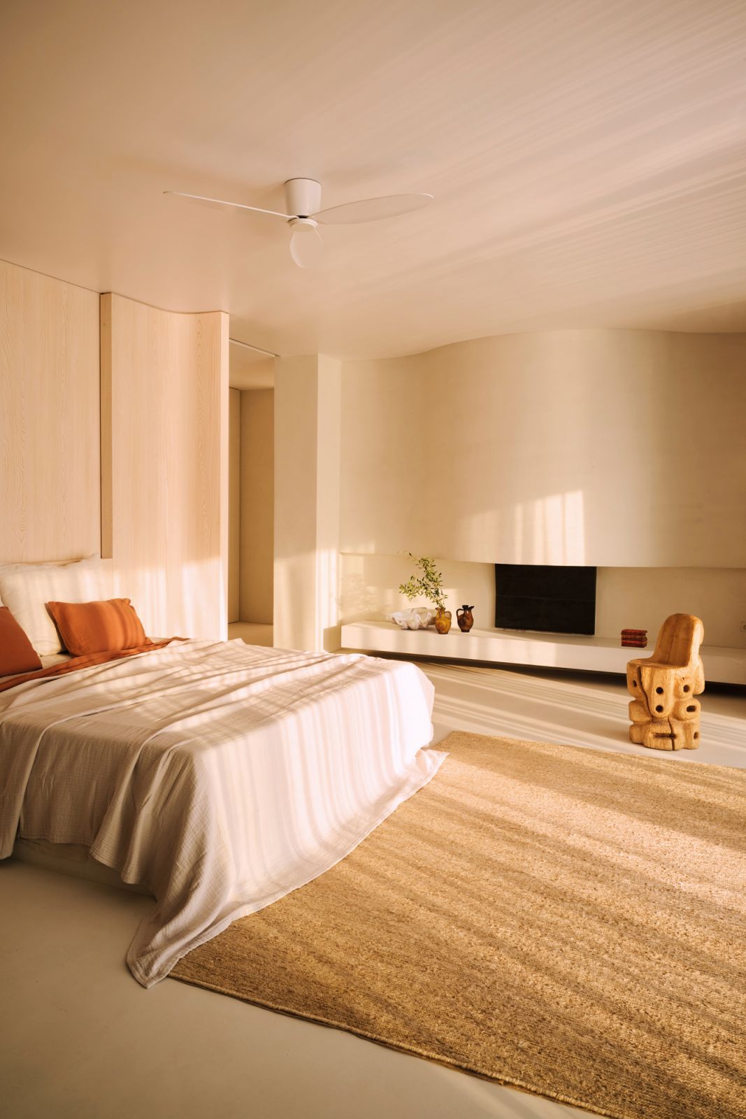 Sculptural elements in the master bedroom (Photo: Alexis Armanet)