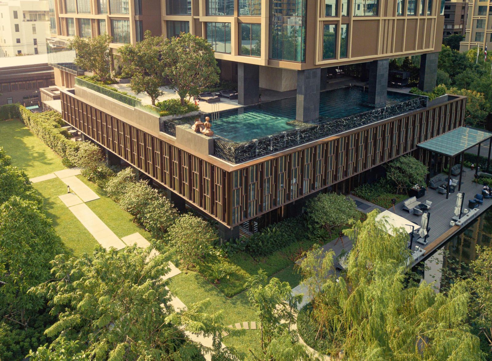 การตกแต่งภายนอกอาคารของ Kimpton Maa-Lai Bangkok